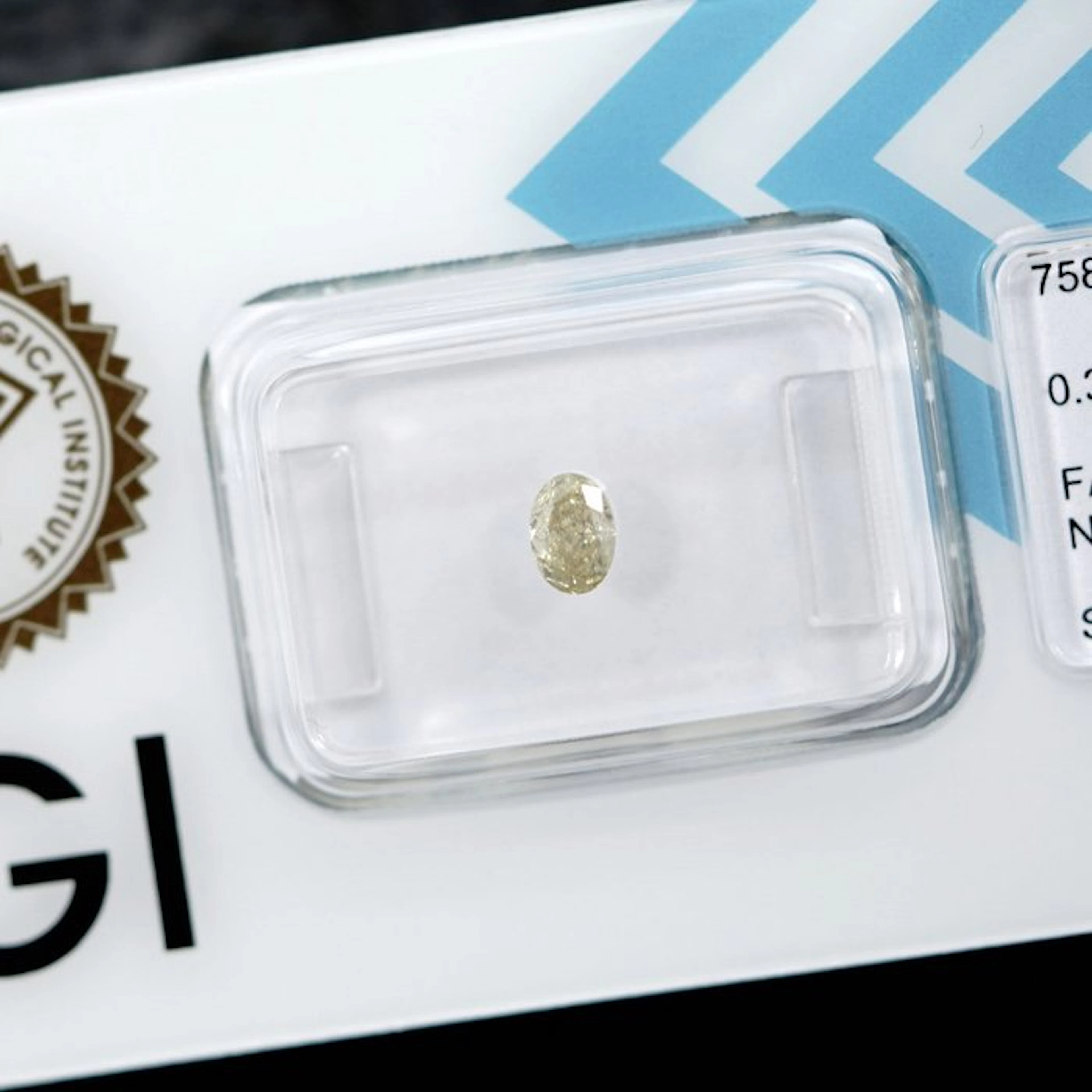 1 pcs Diamond (Natural coloured) - 0,32 ct - Oval - Fancy...