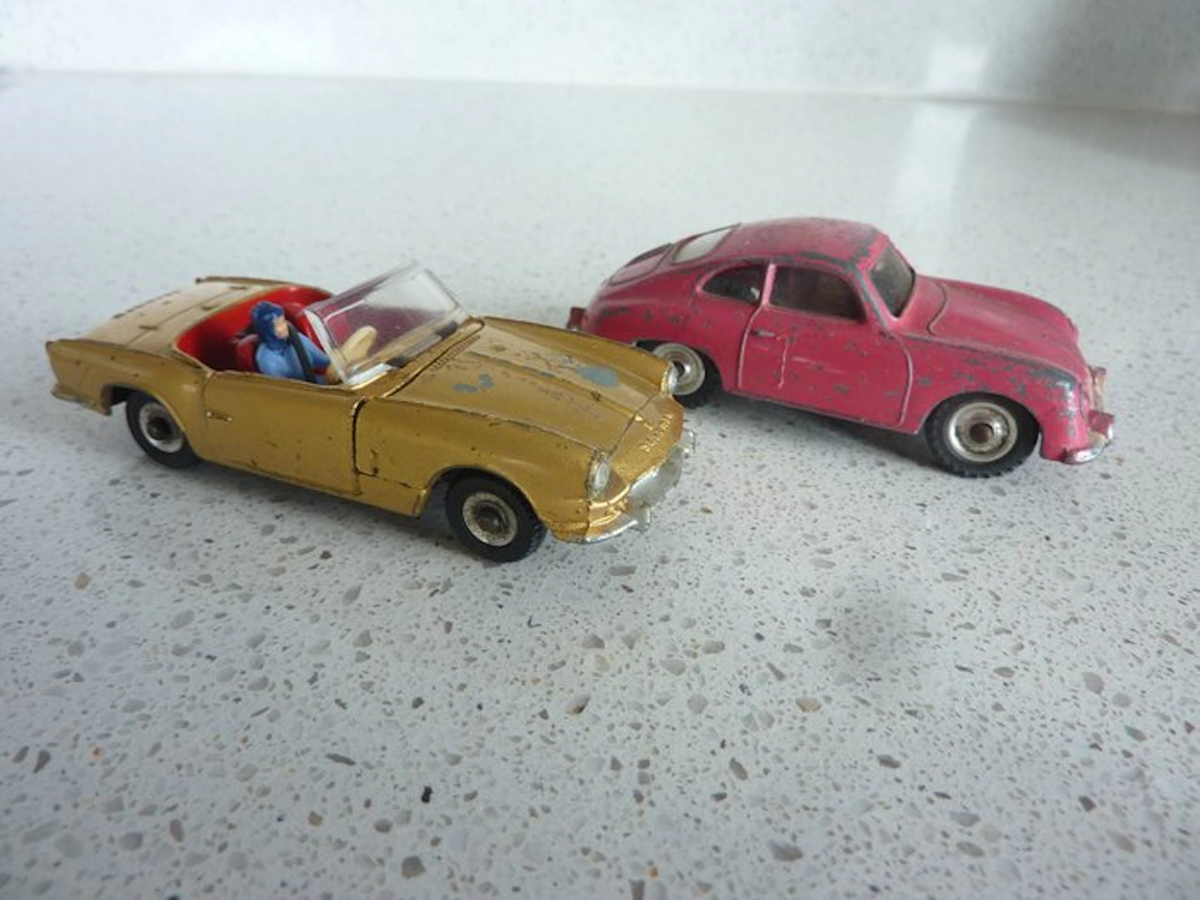 Dinky Toys 1:43 - Model car (2) - Triumph Spitfire 114; Porsche 356