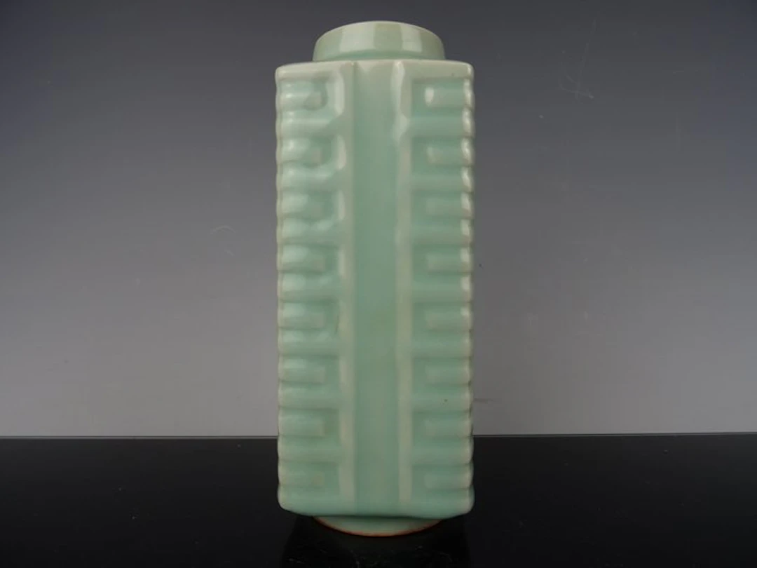 Vase - Porcelain - China - Qing Dynasty (1644-1911)