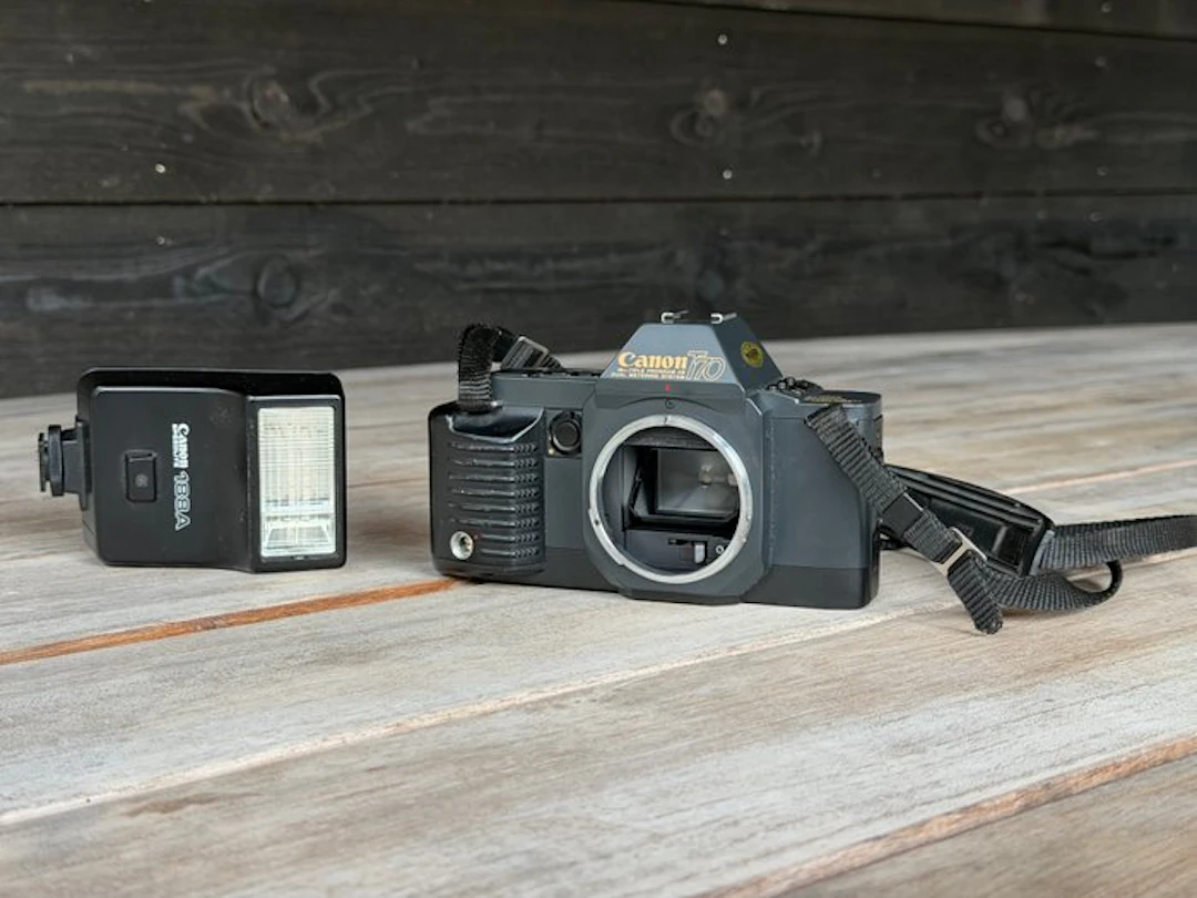 Canon T-70 Body incl. 188A Flitser Analogue camera
