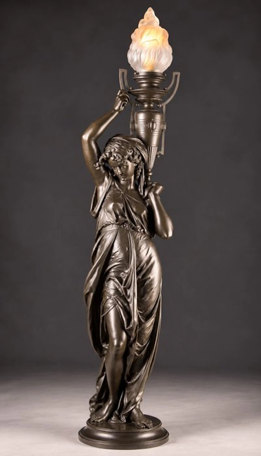 Monumentale ( 120 CM) figuratieve torchère/lamp in...
