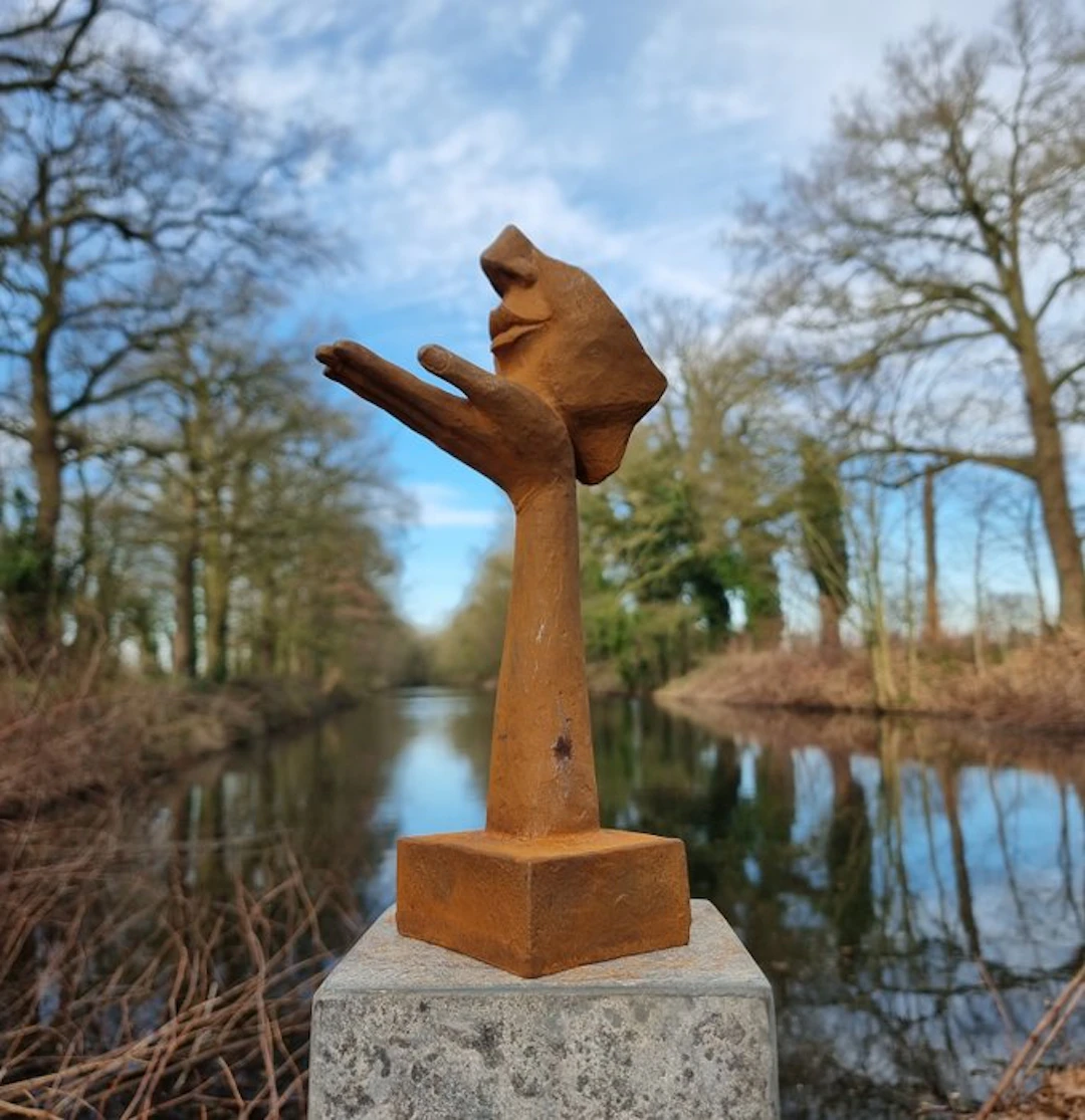 Figurine - Girl waiving a kiss - Iron