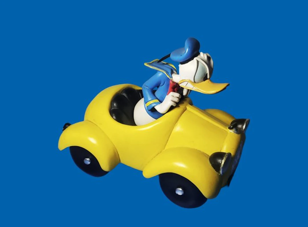 Disney - Figurine - Donald Duck in an angry yellow car...