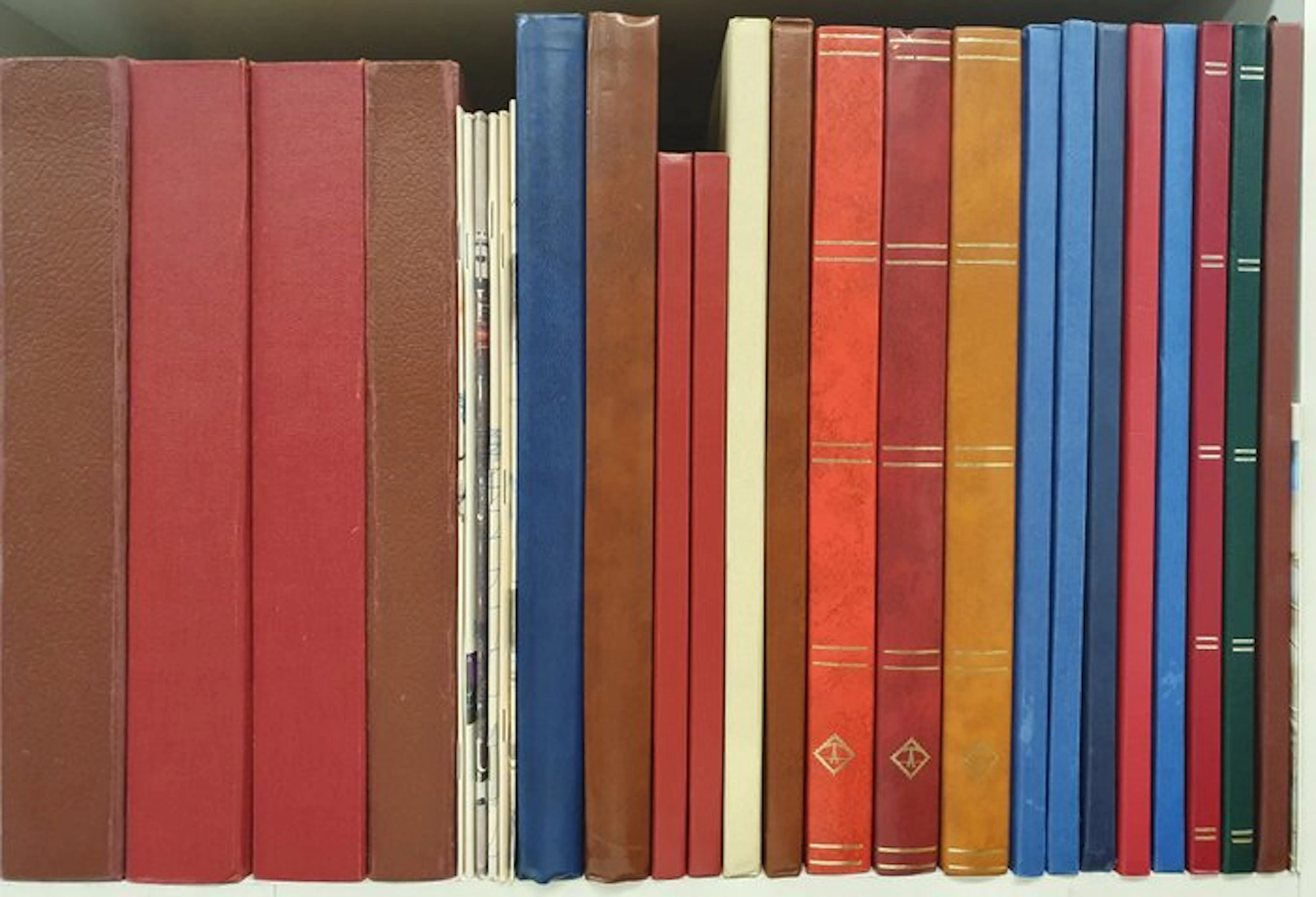 World - Collection in 21 albums & stockbooks and loose