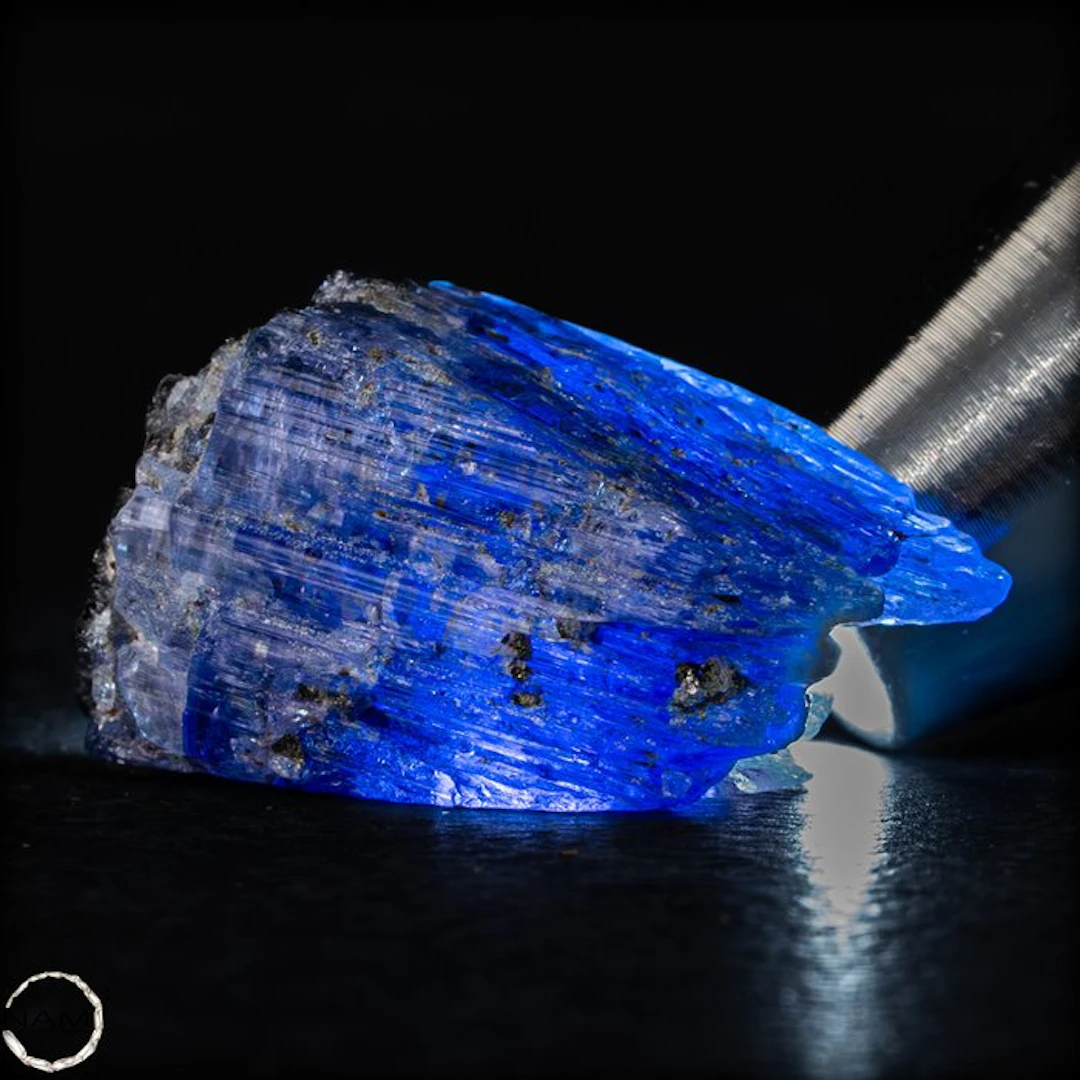 Natural high-quality rough Tanzanite crystal in...