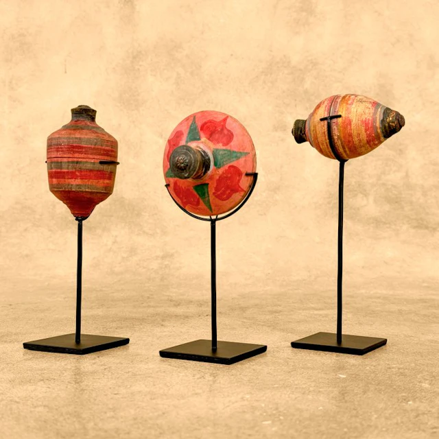 NO RESERVE PRICE - Stunning Set of 3 spinning tops...