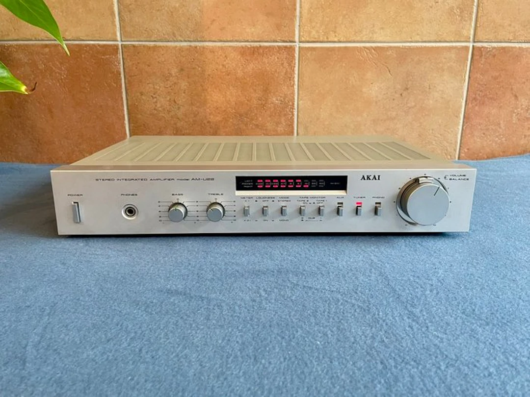 Akai - AM-U22 Solid state integrated amplifier