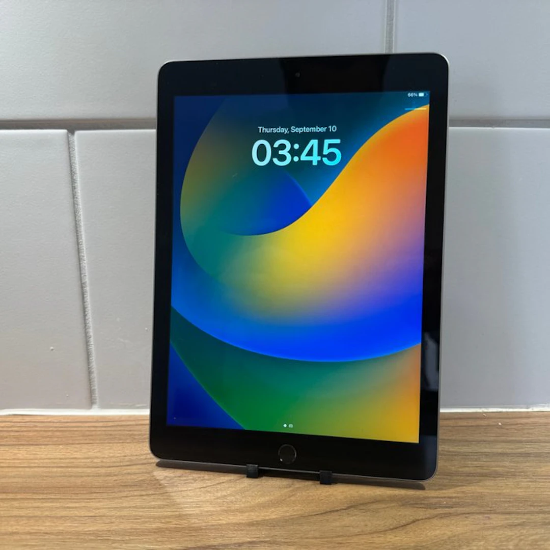 Apple iPad (5th Generation) 128GB Wifi - Mobile phone