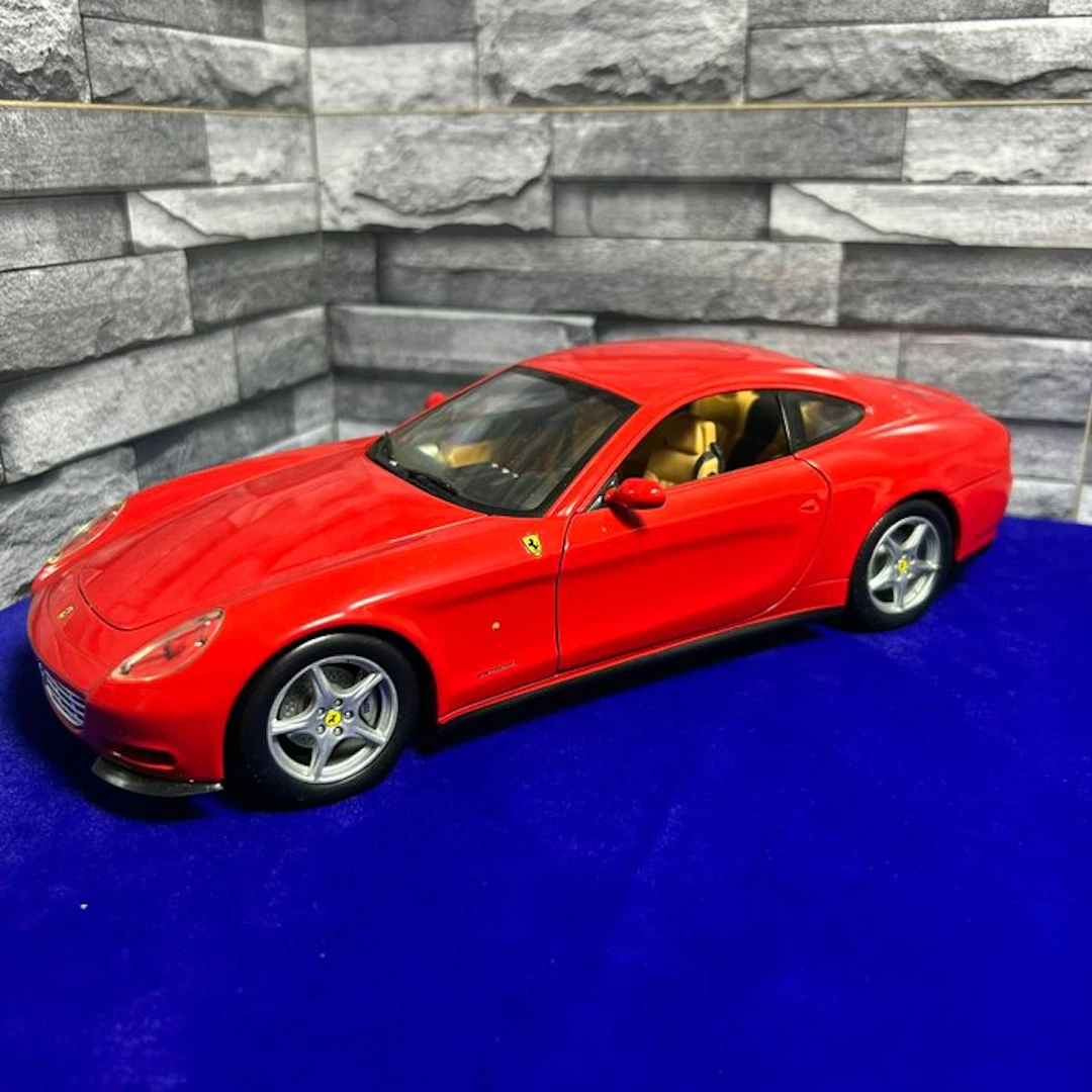 Hot Wheels 1:18 - Model car - Ferrari 612 Scaglietti, rosso/interni beige