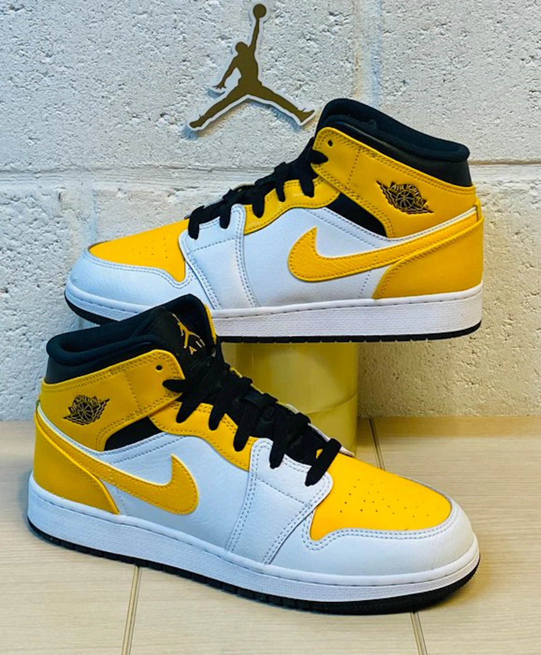 Air Jordan - One Mid University Gold P40 - Sneakers...