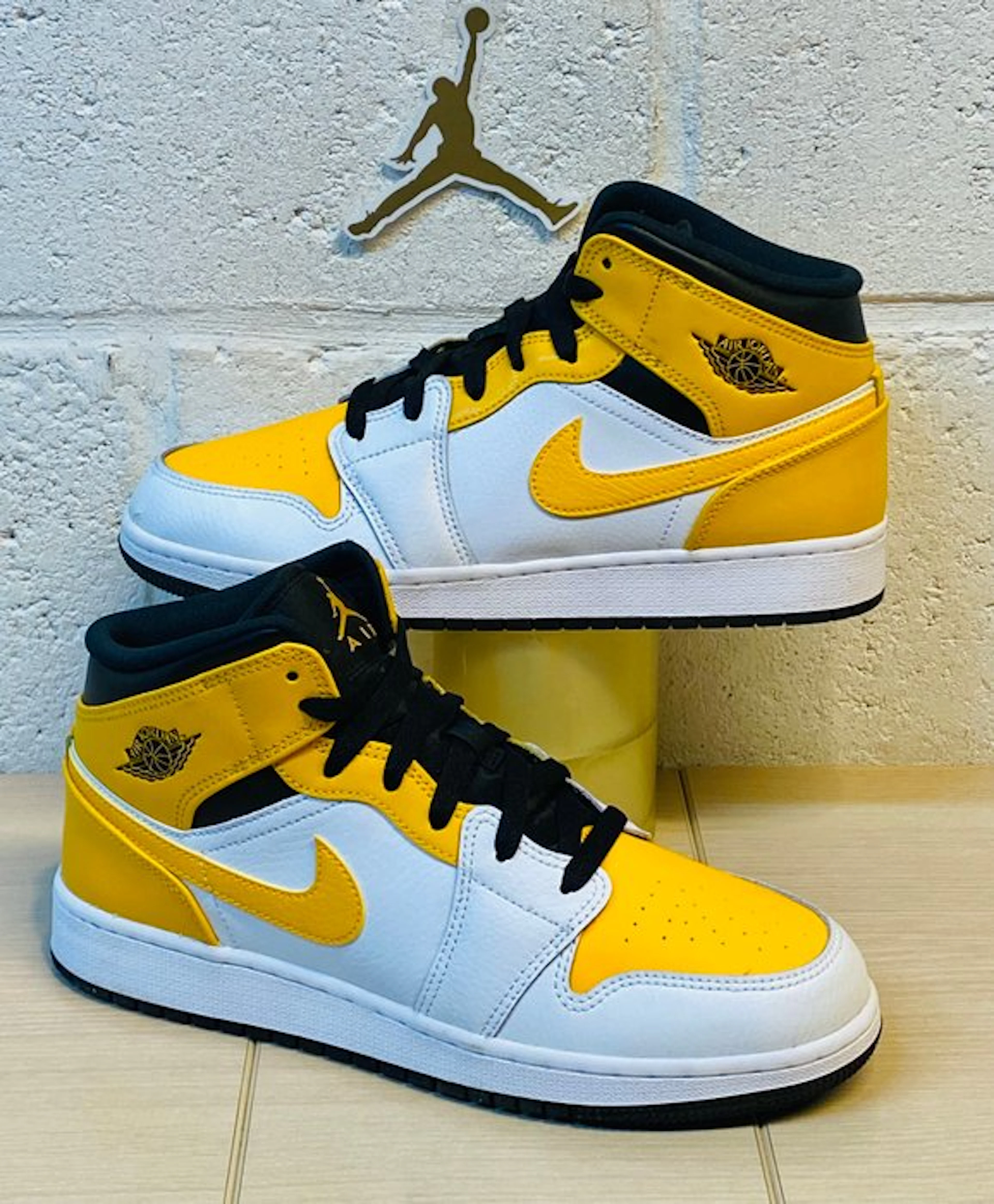 Air Jordan - One Mid University Gold P40 - Sneakers...