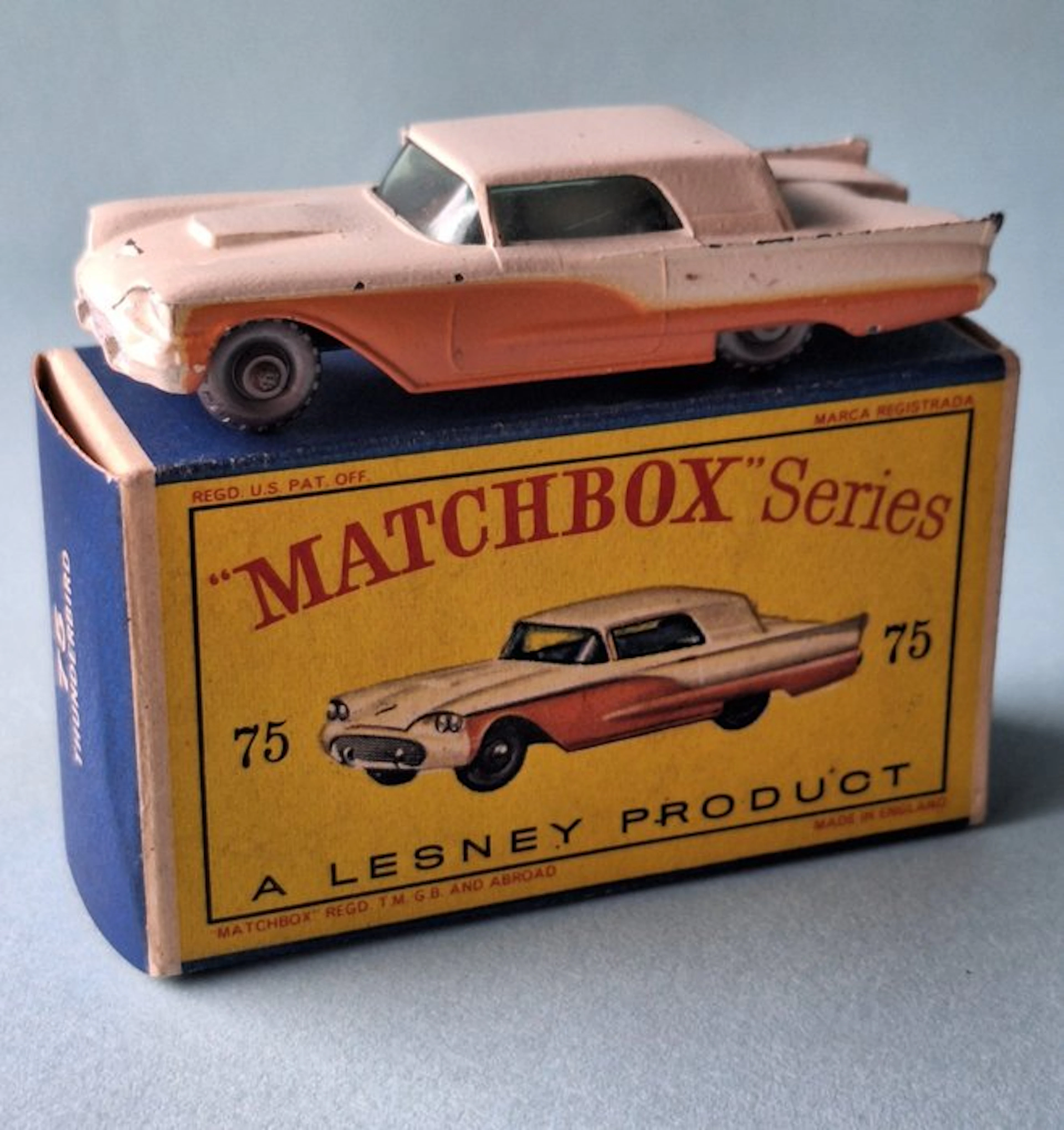 Matchbox 1:64 - Model car - Ford Thunderbird - Silver plastic wheels