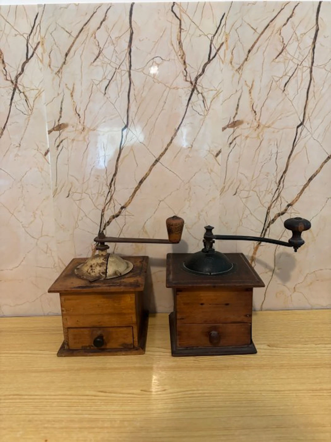 Coffee grinder (2) - 2 manual coffee grinders in beech...