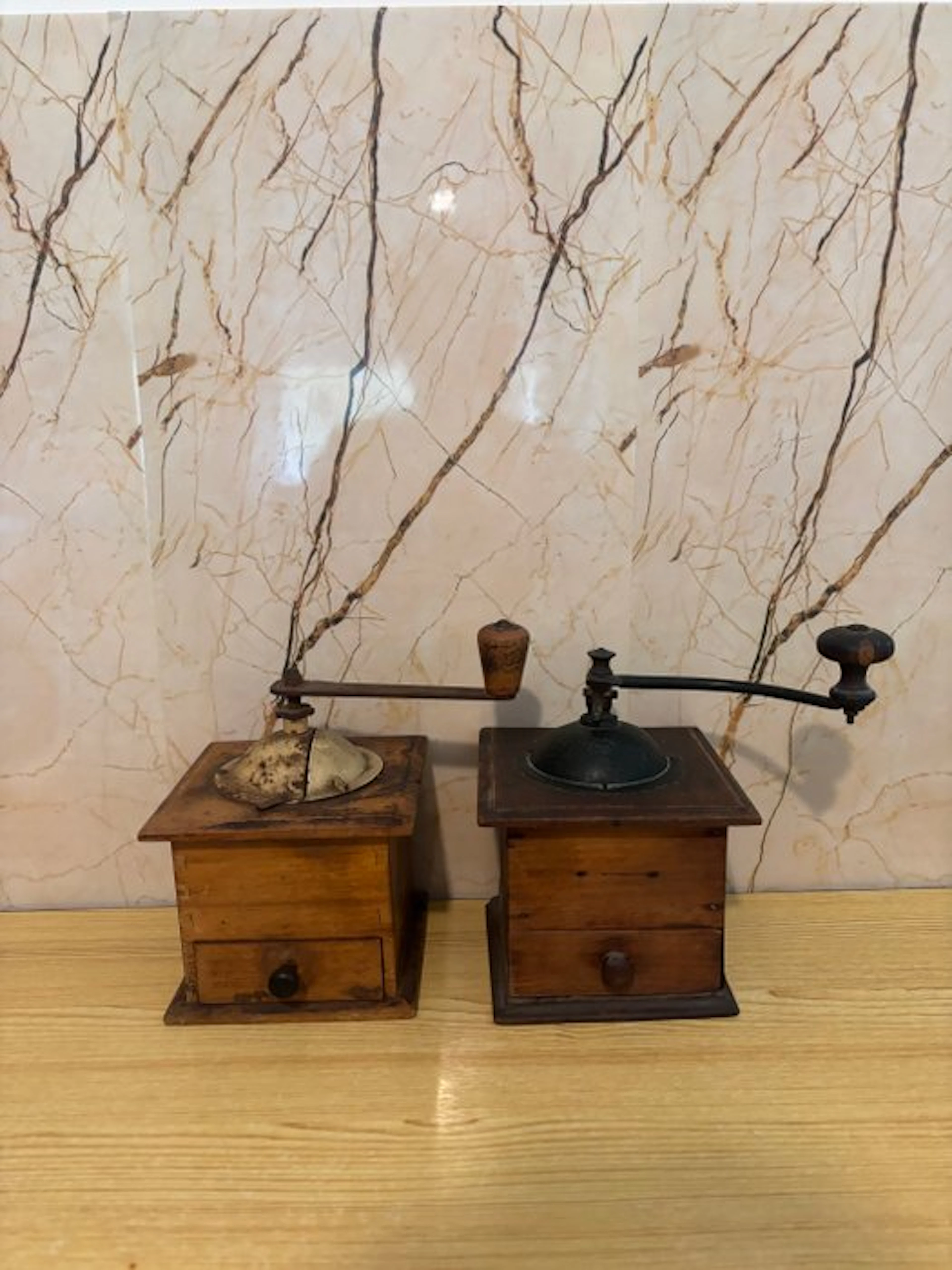 Coffee grinder (2) - 2 manual coffee grinders in beech...