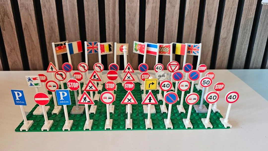 LEGO MOC (My own creation) - 55x LEGO Traffic Signs & Posts