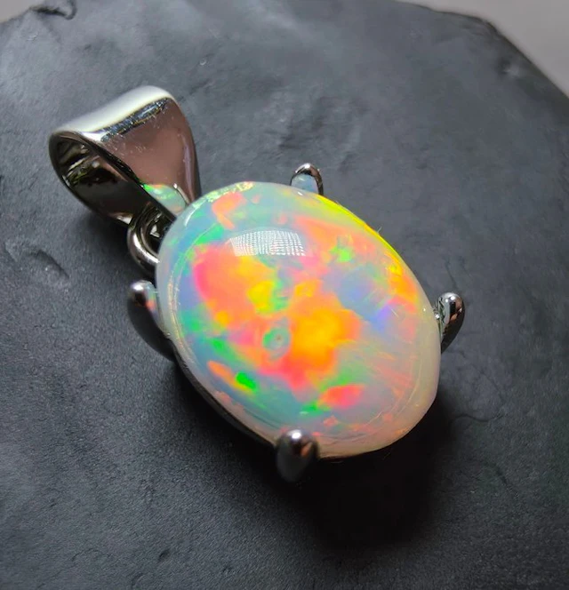 Opal Pendant - Height: 18 mm - Width: 8 mm- 0.98 g - (1)