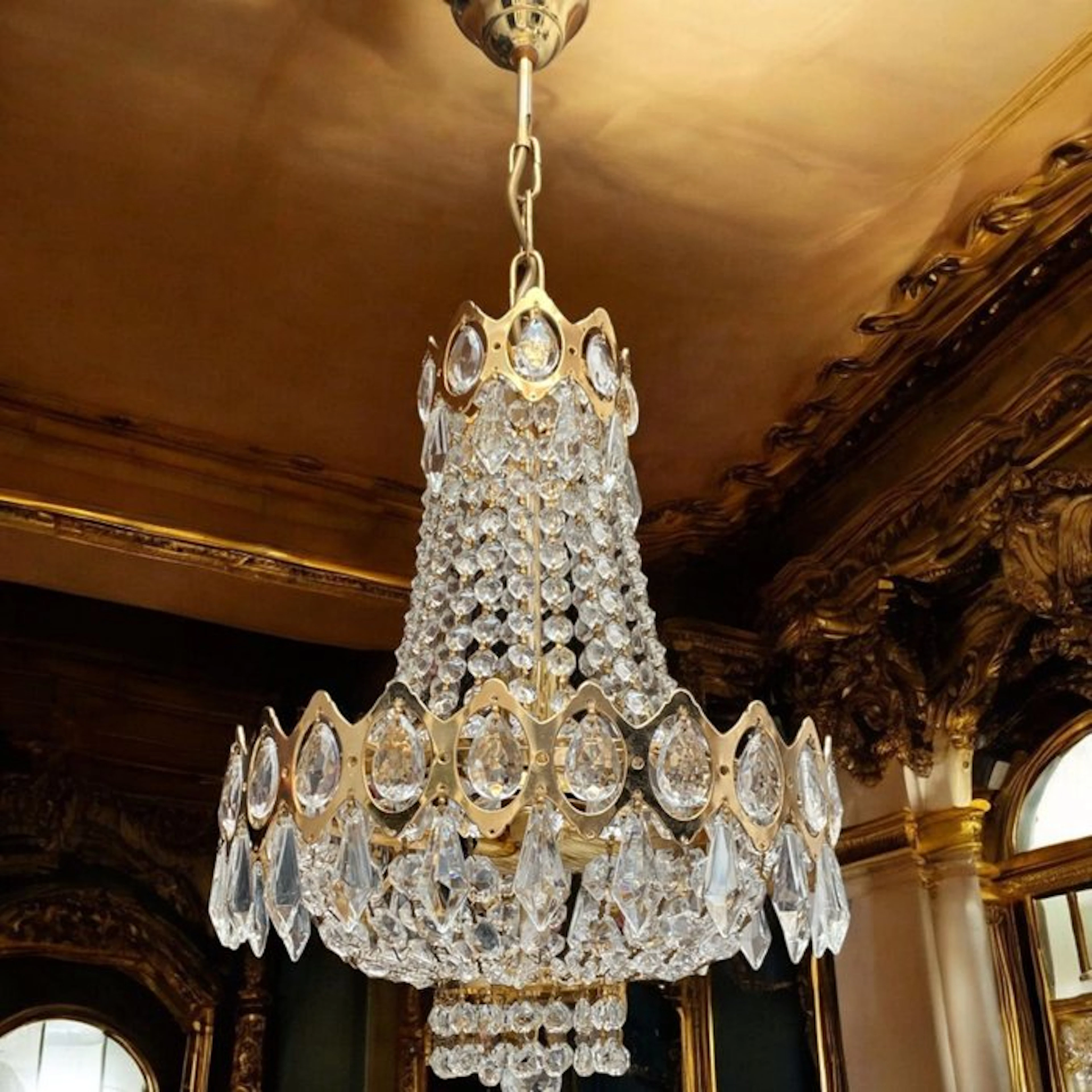 Chandelier - in crystal: elegance and refinement