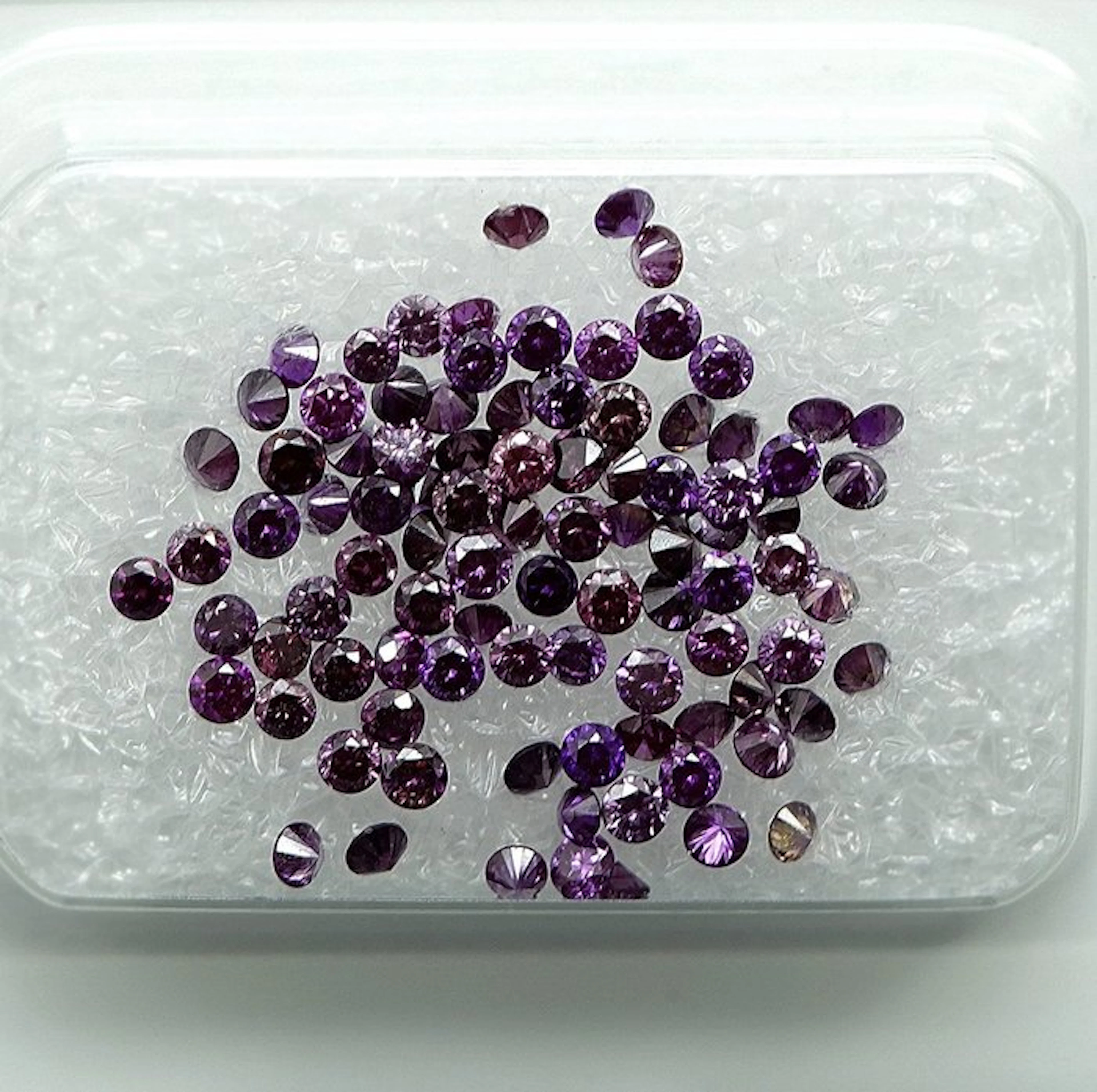 93 pcs Diamond (Colour-treated) - 1.05 ct - Round - Fancy Pinkish Purple - VS1