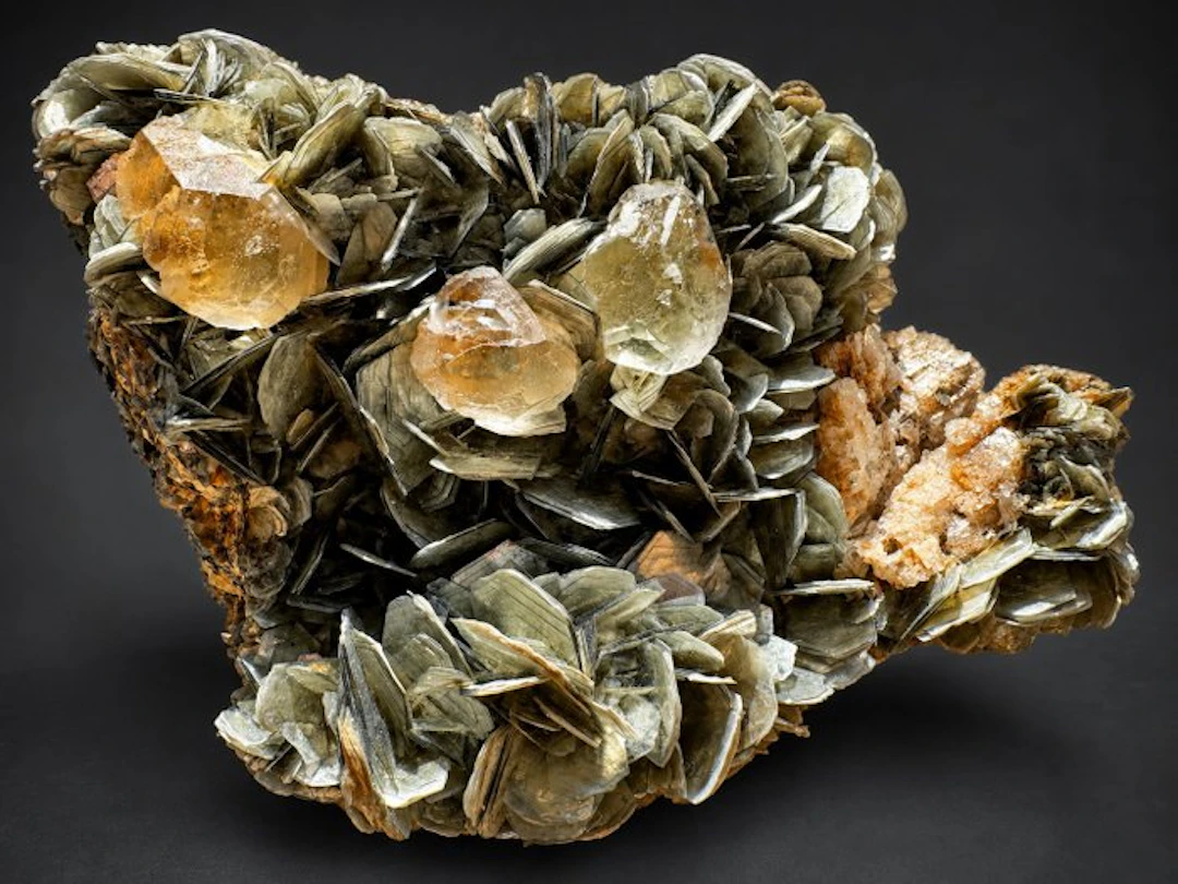 Fluorite Crystals on matrix - Height: 7 cm - Width: 14 cm- 754 g