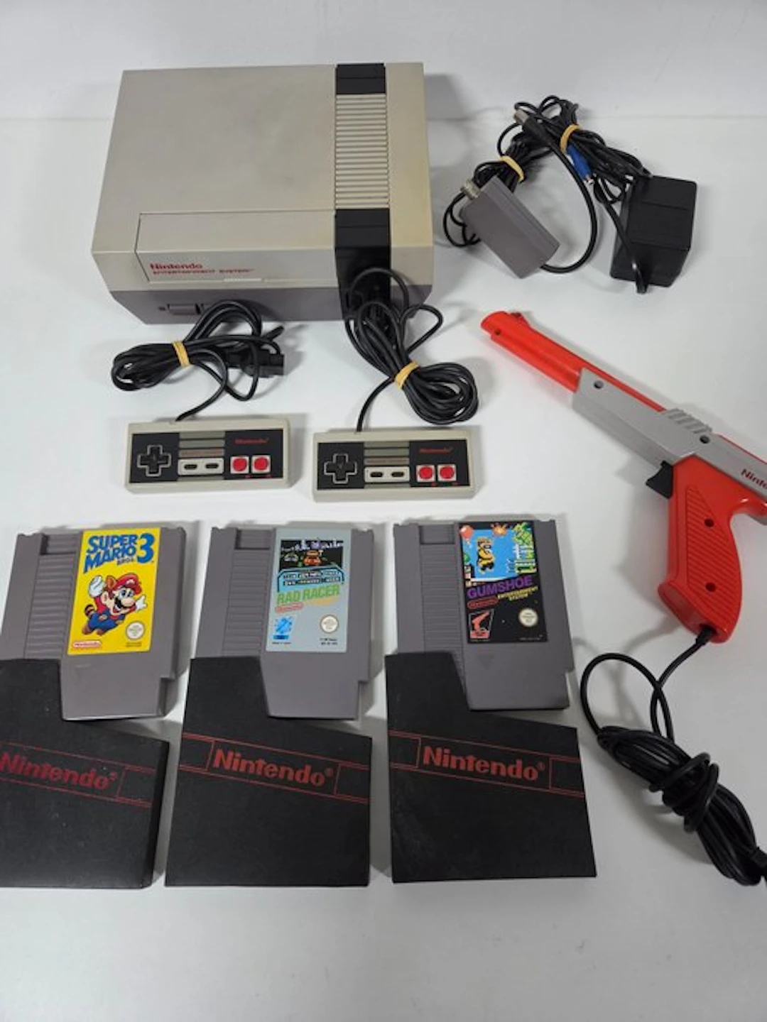 Nintendo - Nes - Nes & Zapper & 2 Controllers & 3 Games...
