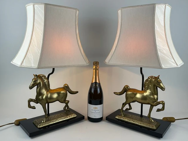 Figurine table lamp (2) - Brass, Wood - A pair of equestrian lamp