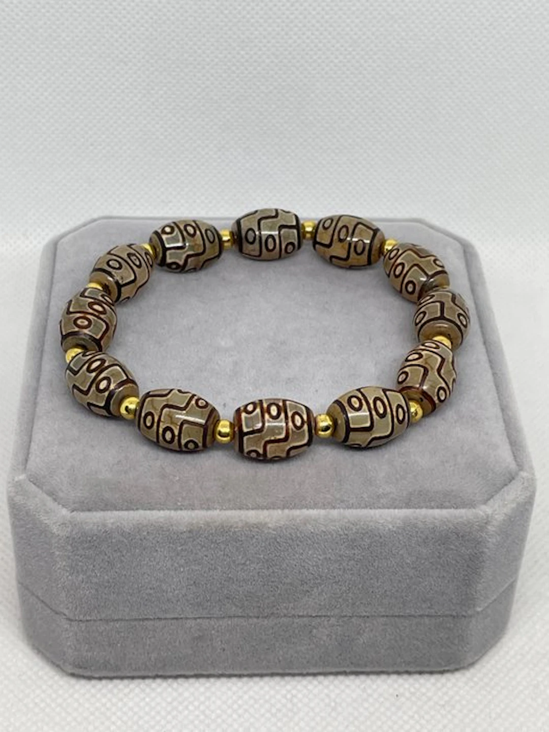 Exclusive Tibetan bracelet with agate Dzi beads – Linear...