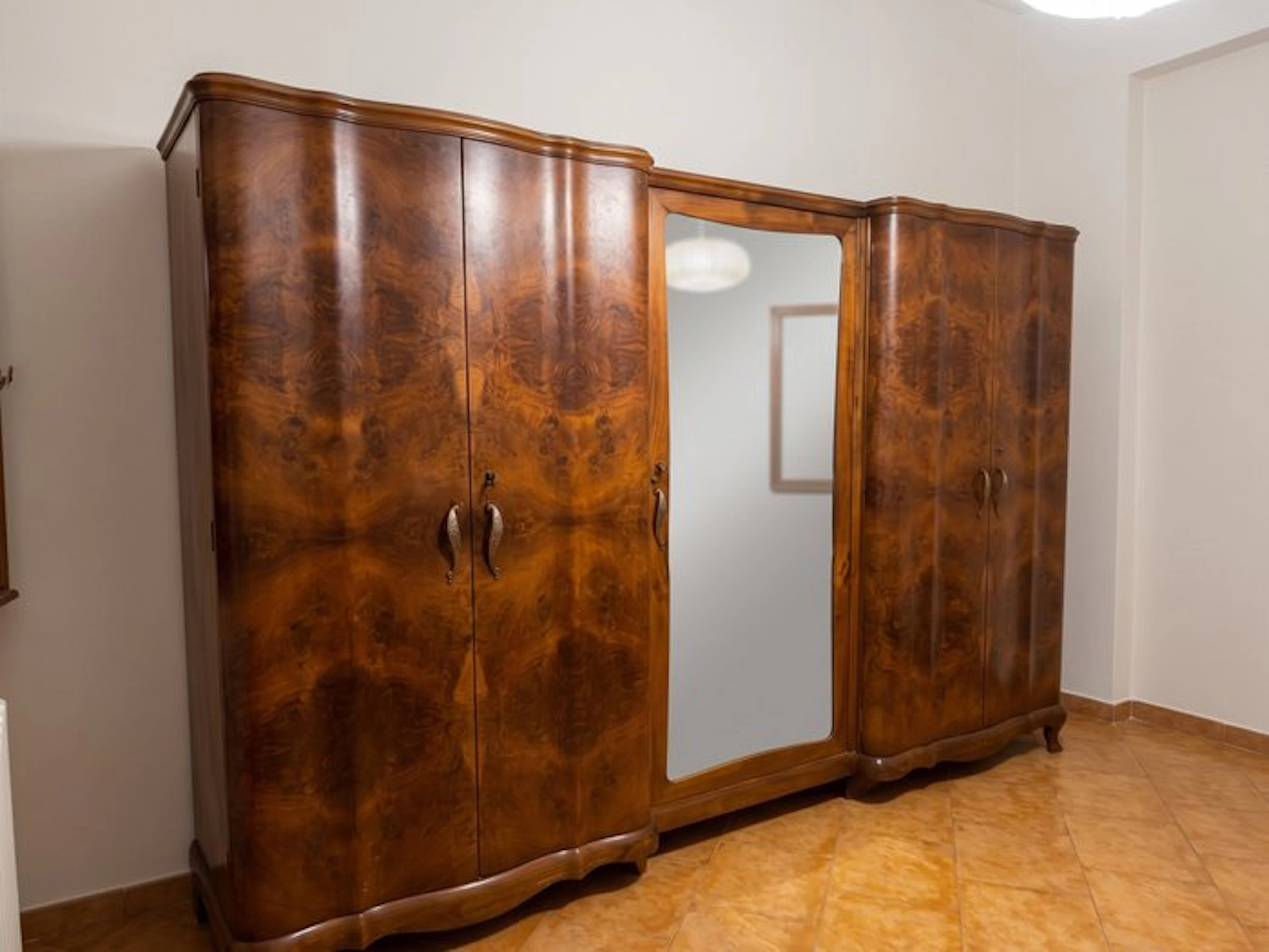 Wardrobe - Burr walnut - Made by an artisan