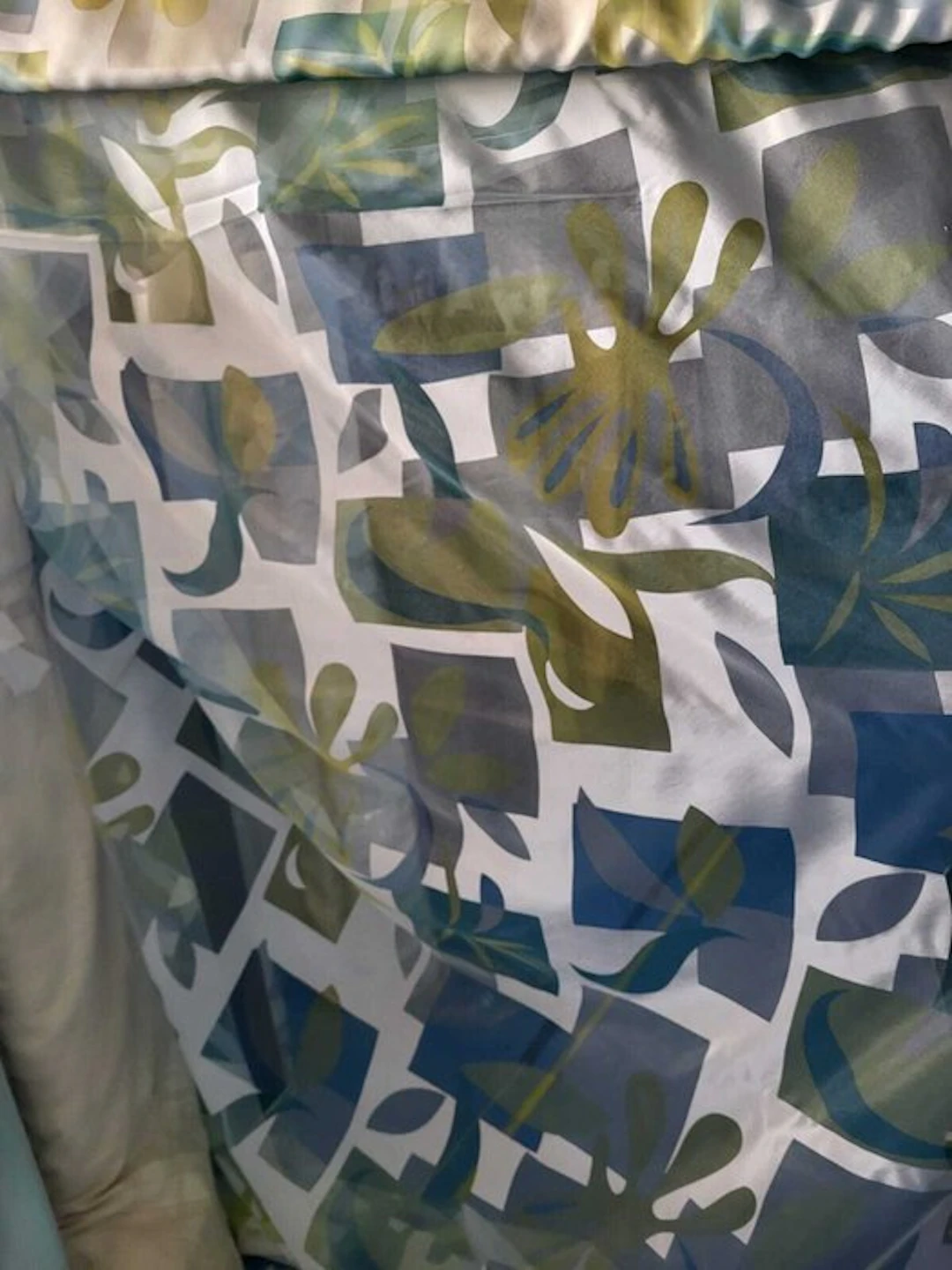 Dévoré Fabric: Abstract Geometries and Multidimensional...