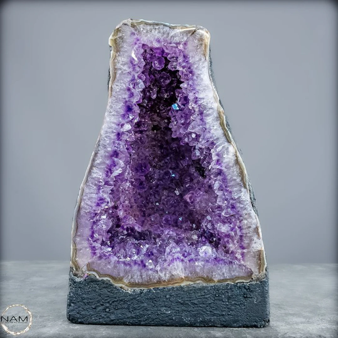 Natural amethyst druzy – an impressive natural work of art full of depth