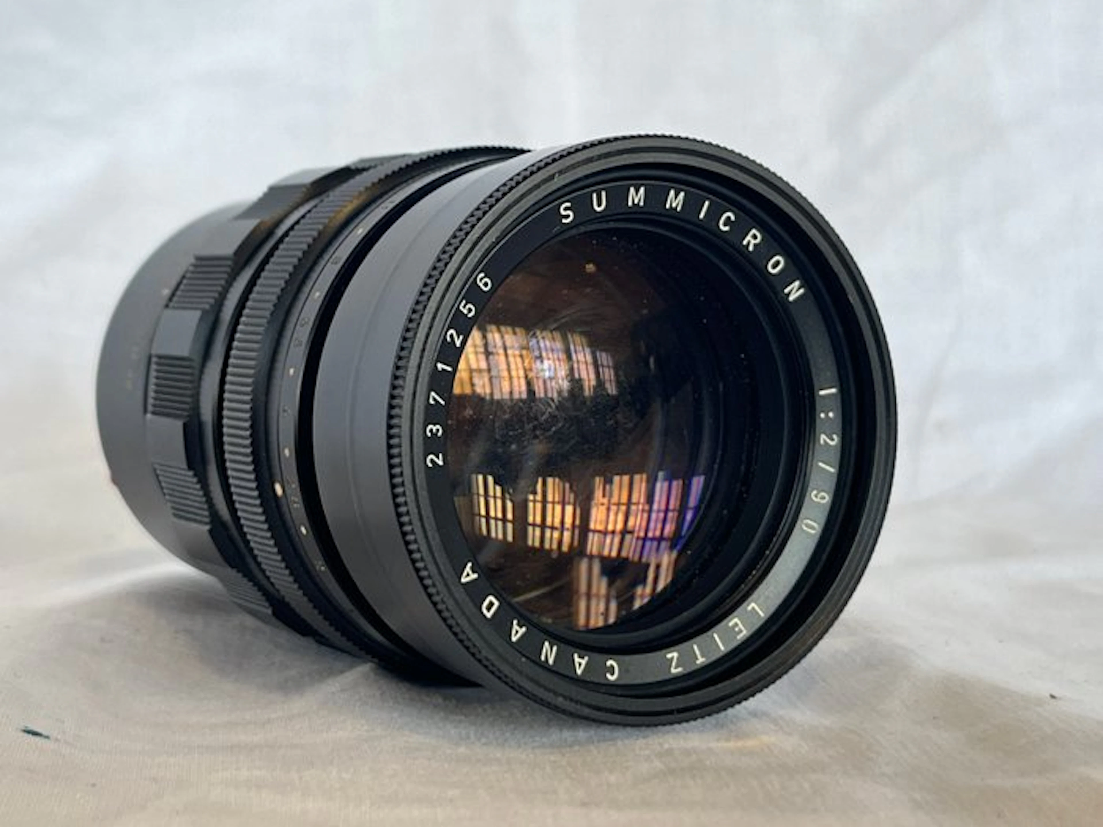 Leica Canada - Summicron 90mm F/2.0 Camera lens