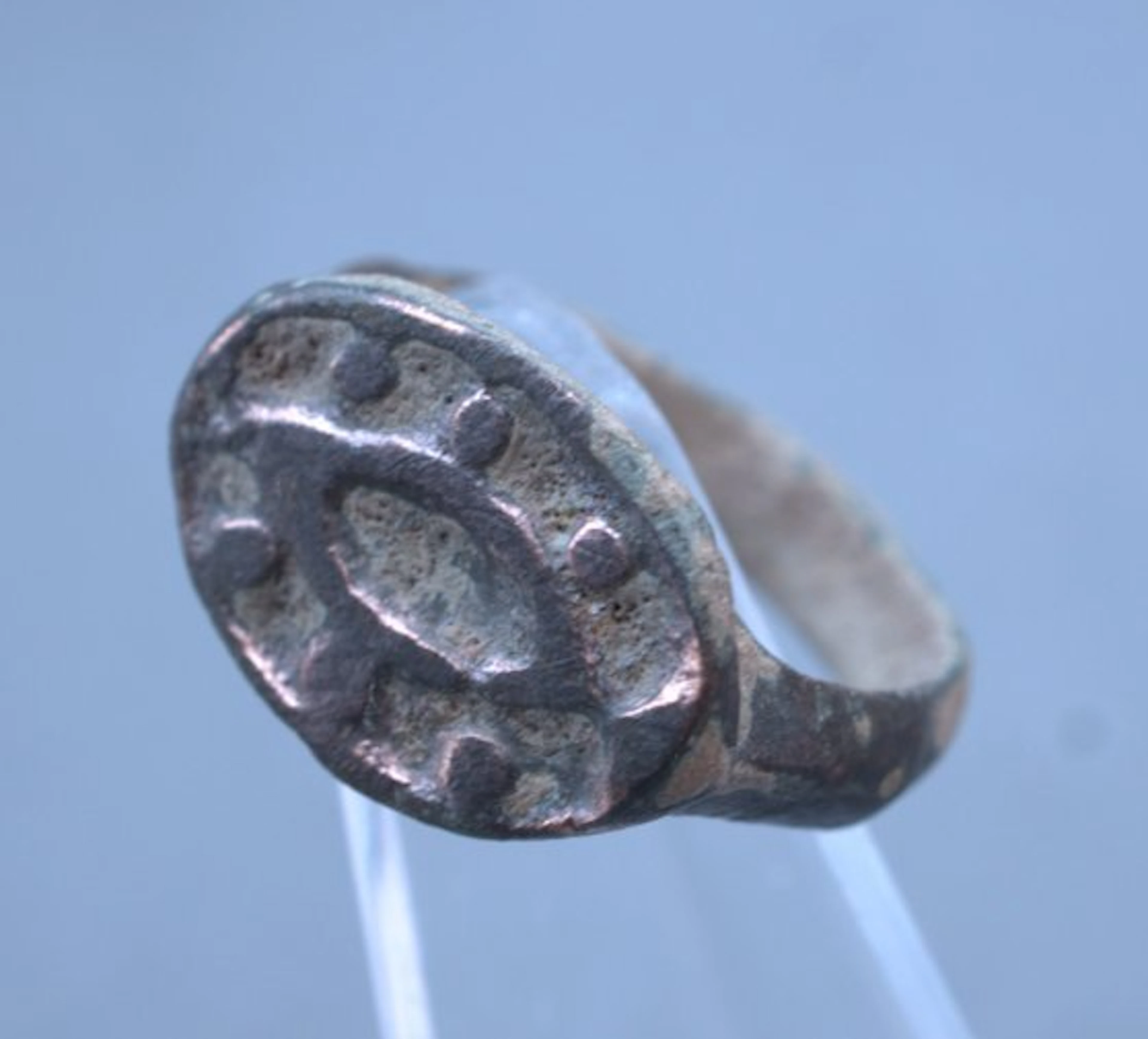 Ancient Roman Bronze Ring with a Stylised Vulva, symbol of Fertility - 18 mm