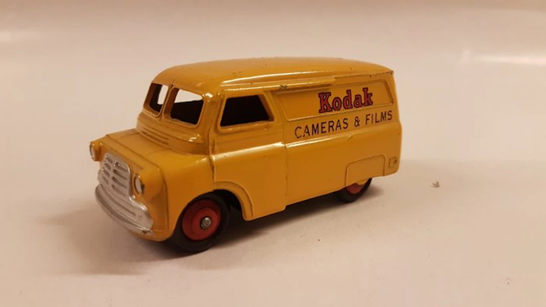 Dinky Toys 1:43 - Model car - Dinky Toys 480 BEDFORD Kodak Cameras en Films