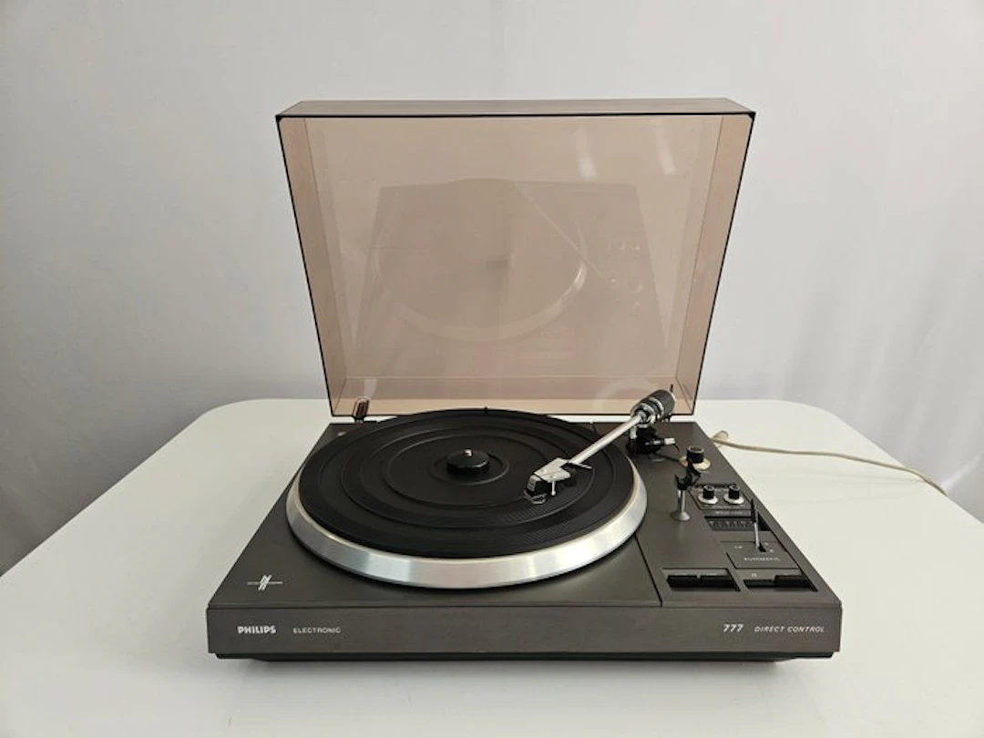 Philips - AF-777 Fully Automatic Belt-Drive Stereo Turntable