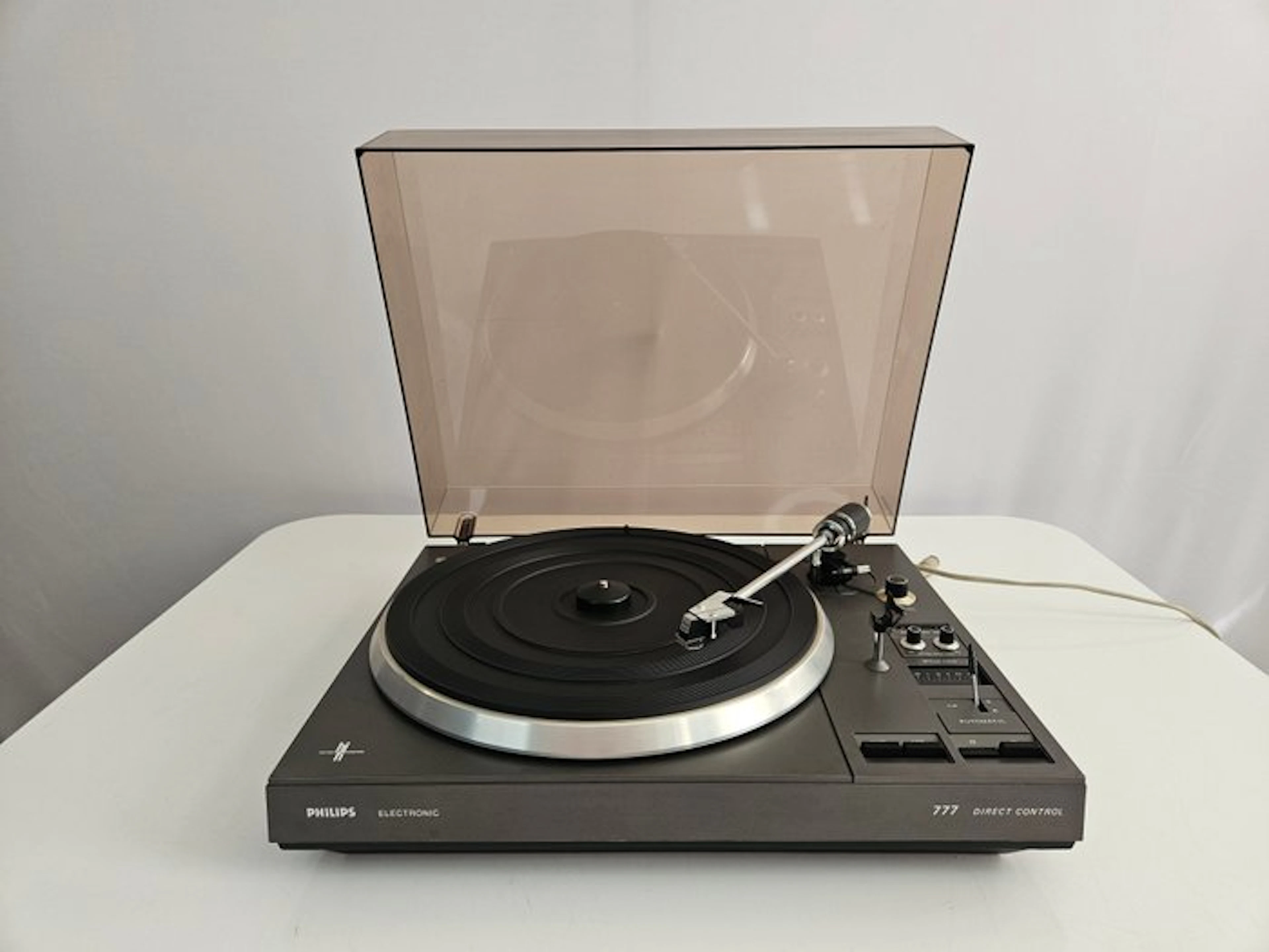 Philips - AF-777 Fully Automatic Belt-Drive Stereo Turntable