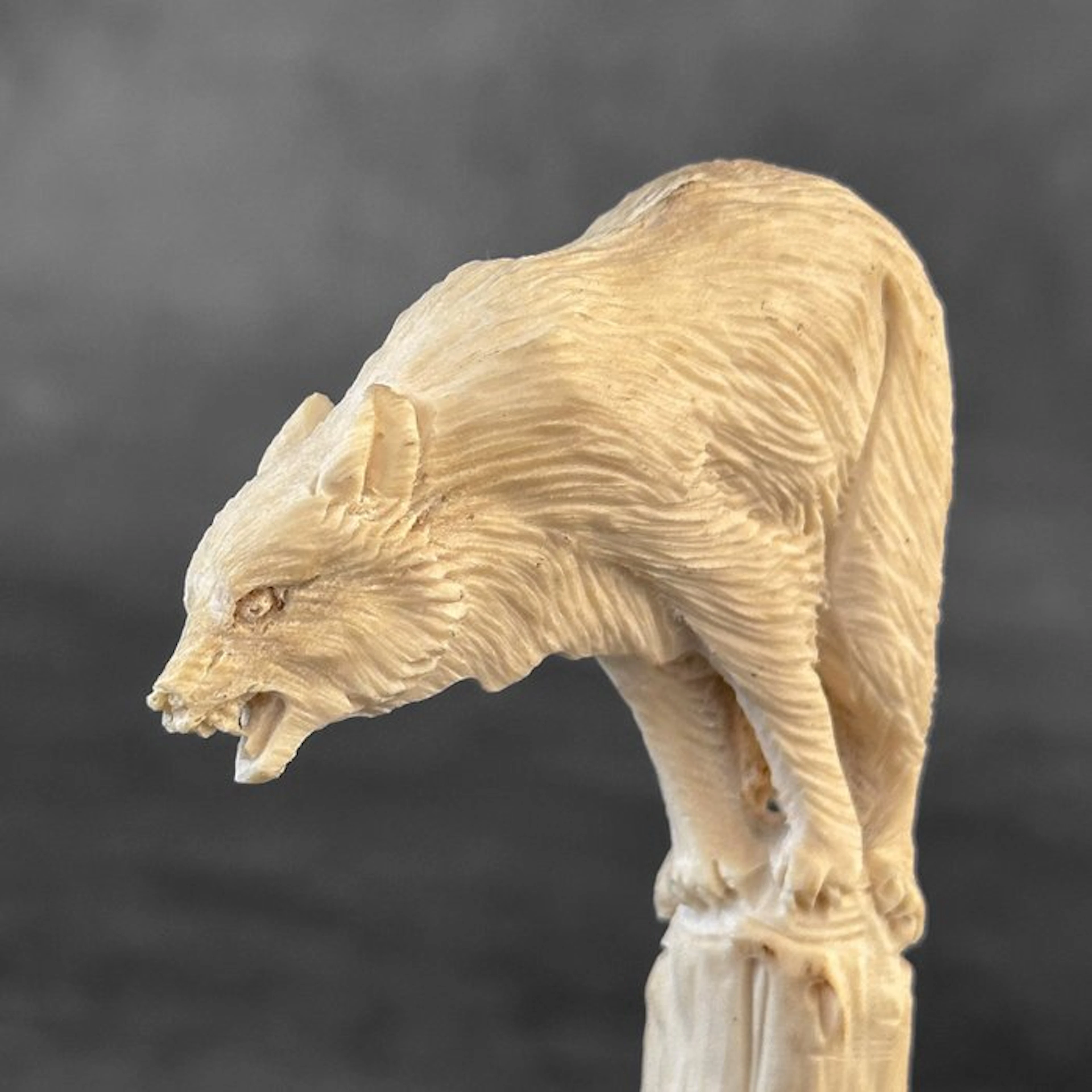 Carving, NO RESERVE PRICE - Stunning wolf carving from a...