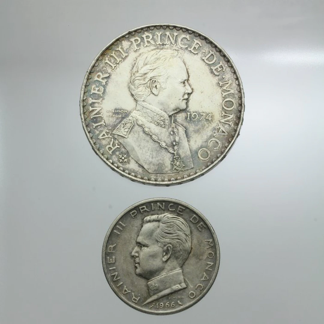 Monaco. Lot de 2 monnaies en argent (5 Francs 1966 et 50...