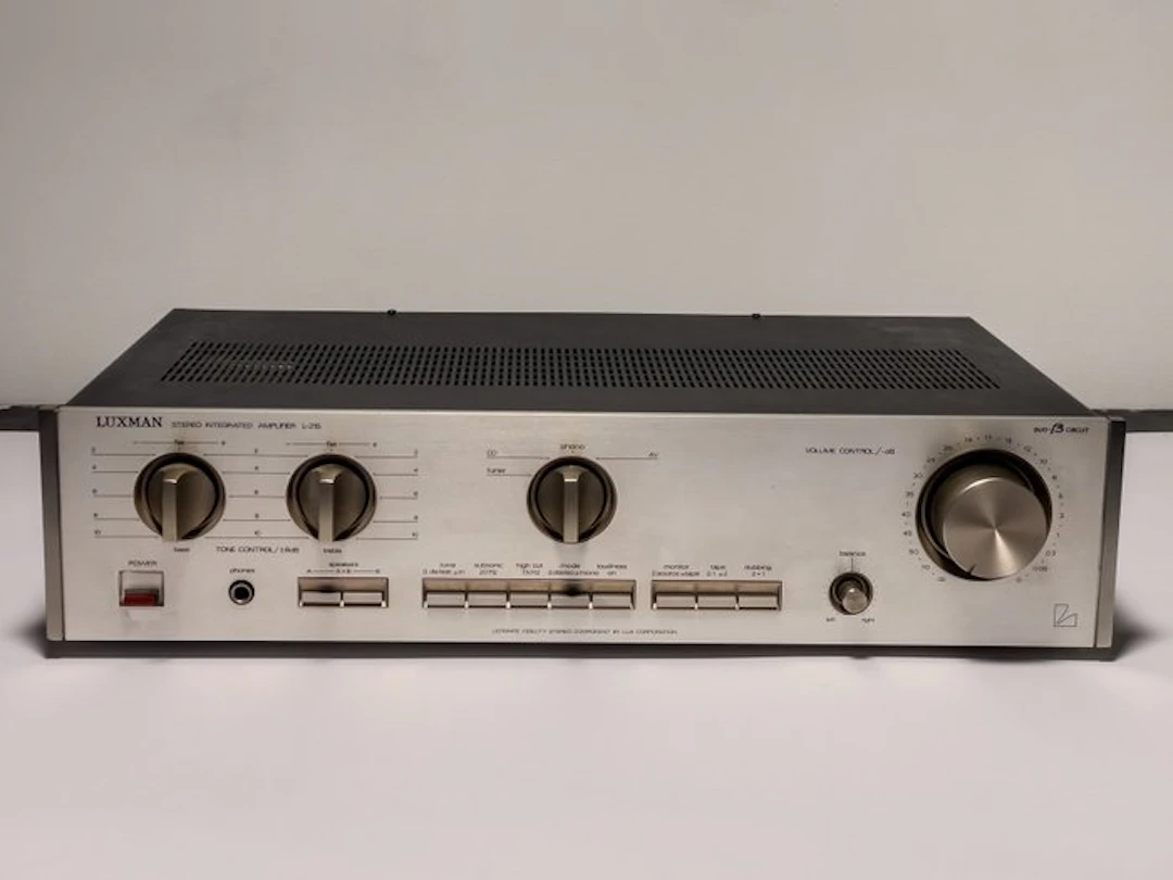 Luxman - L-215 Solid state integrated amplifier
