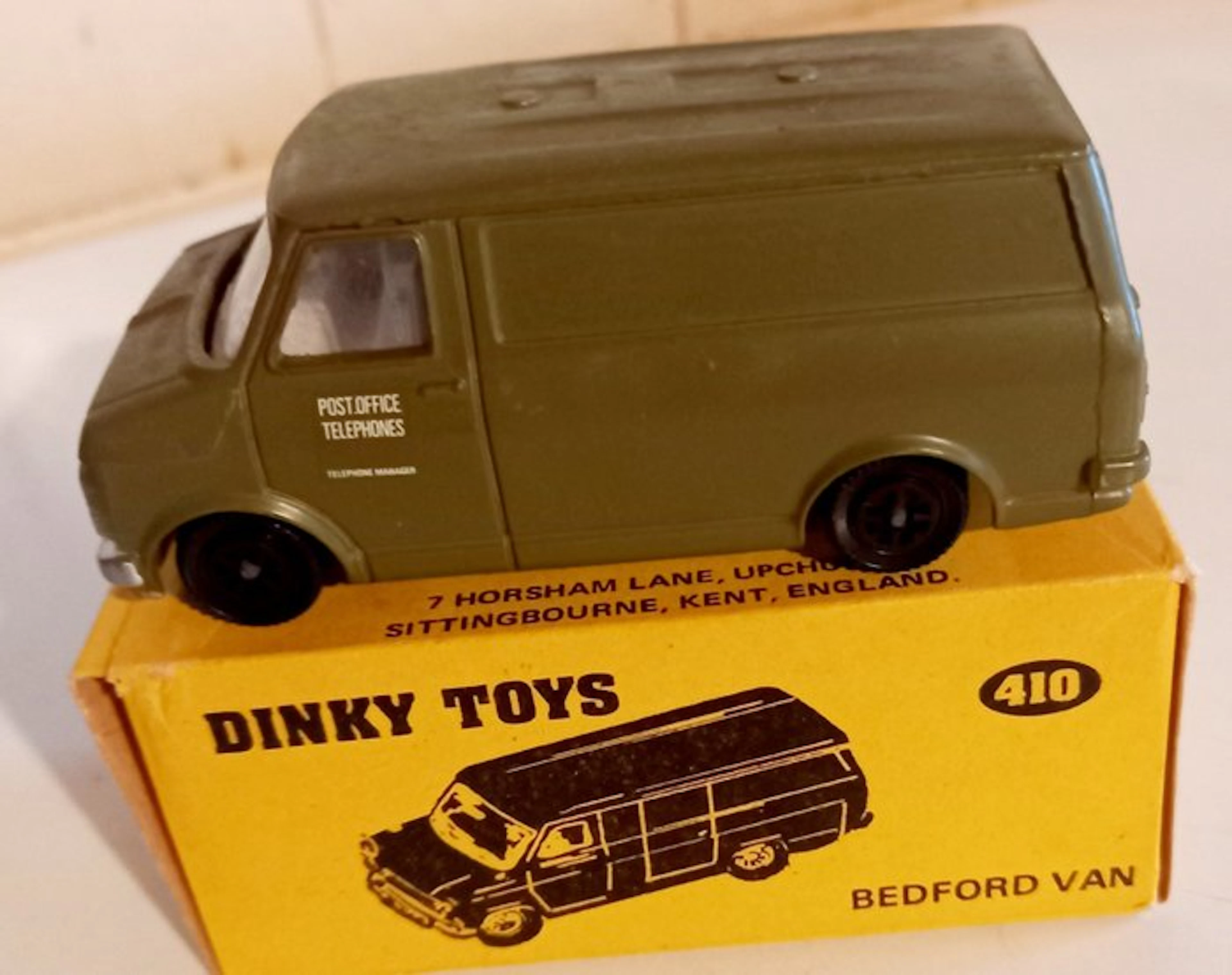 Dinky Toys 1:43 - Model car - Bedford Van - 410 Bedford van