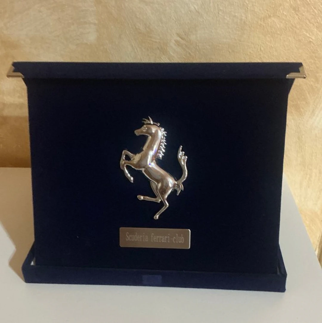 Cavallino+ metal tag - Ferrari - Astuccio in velluto blu - 2019