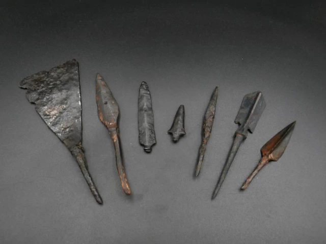 Medieval period: Nice lot of 7 different iron arrowheads. (No reserve price)