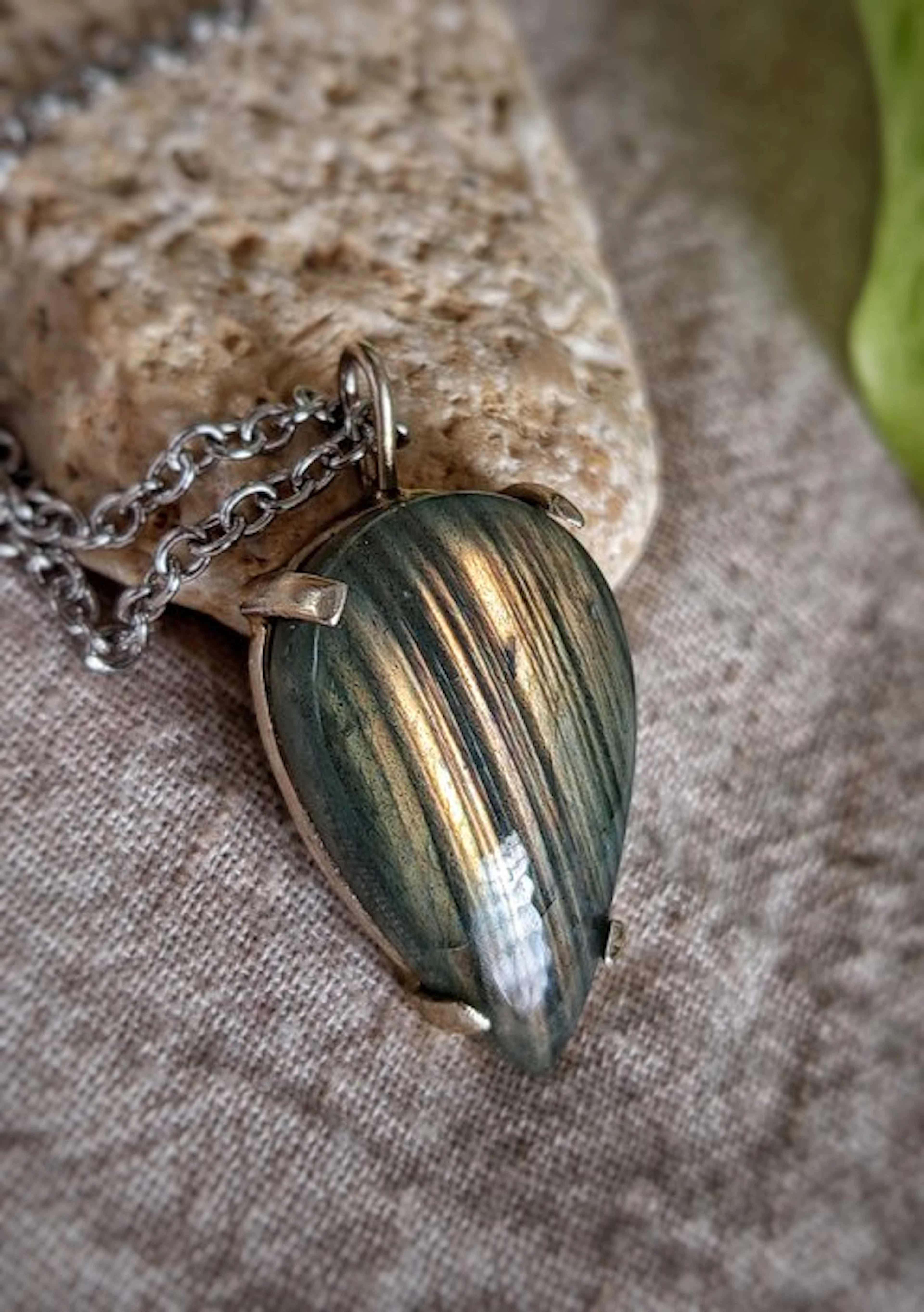 "Temari" handcrafted jewelry in 925 silver with top-quality Labradorite