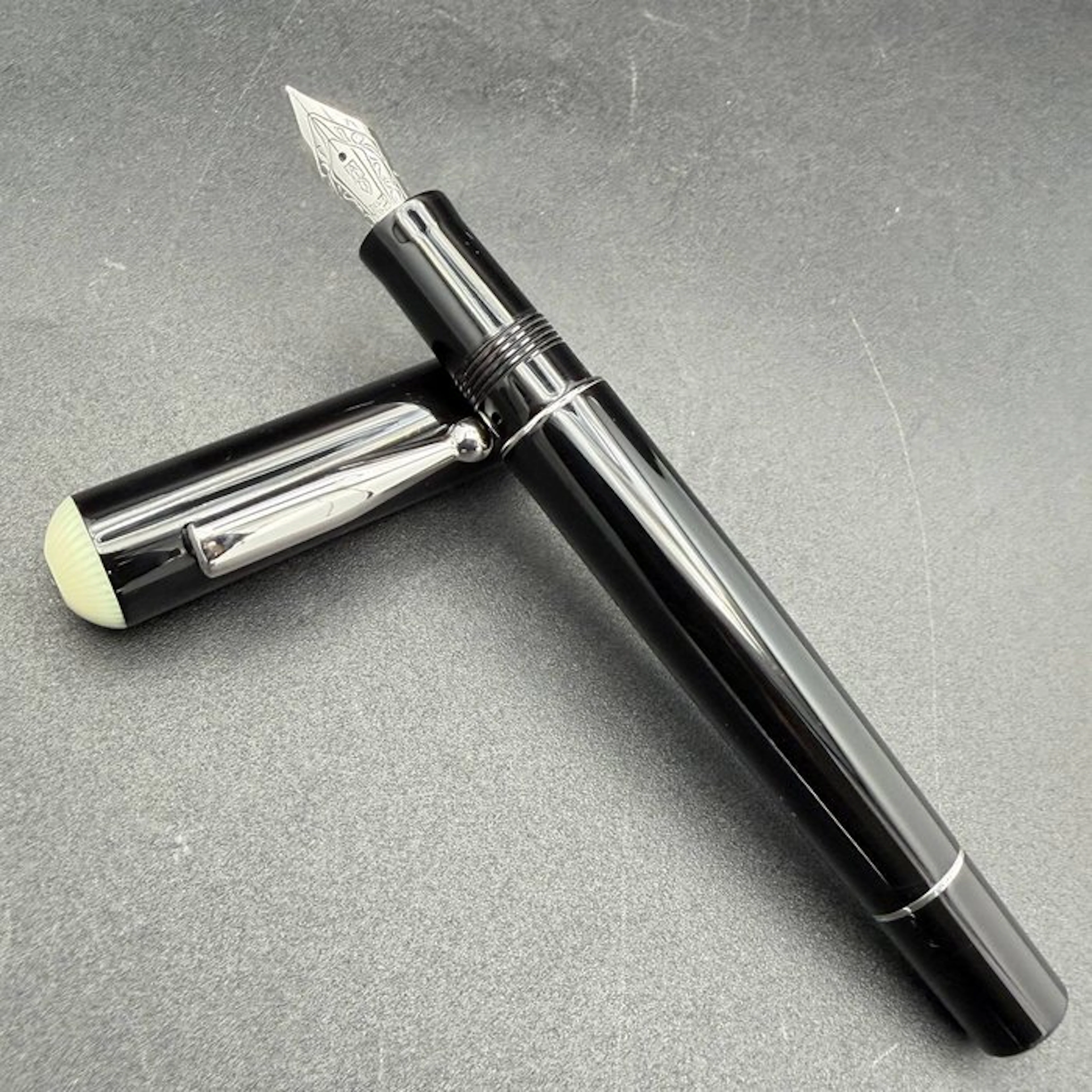 Delta - Edizione 1995 Black & Ivory 14K - Fountain pen