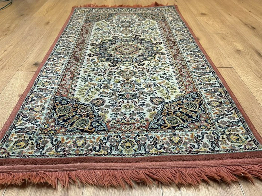Ghom Rug – Elegant Medallion Design & Fine Ornamentation...