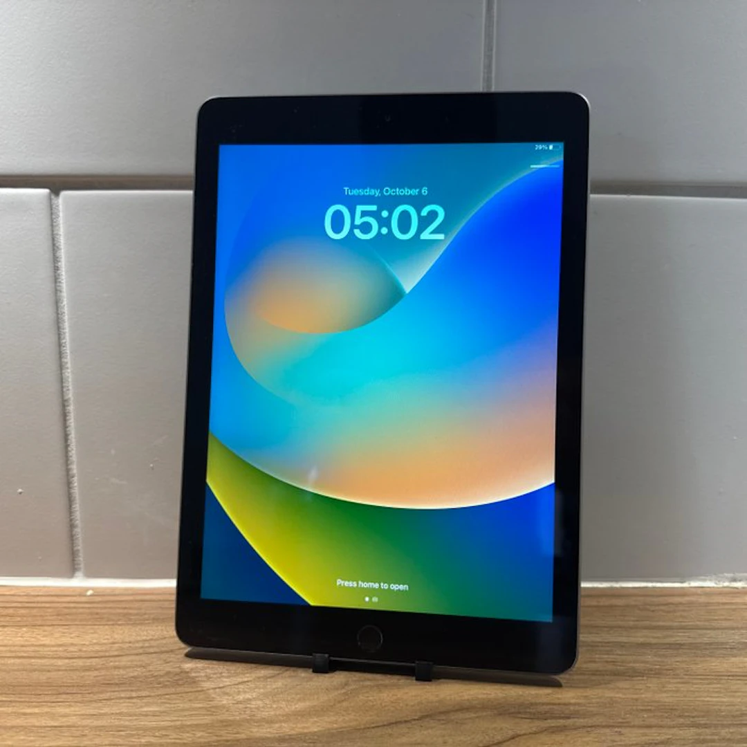 Apple iPad (5th Generation) 128GB Wifi - Mobile phone
