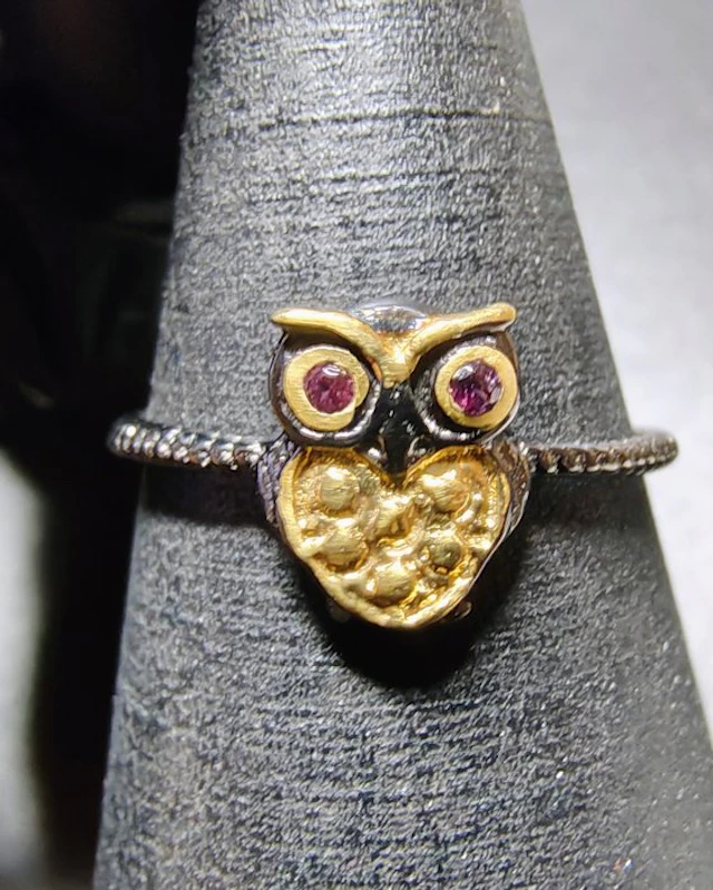 Little owl ring in 925 silver with natural garnets and...