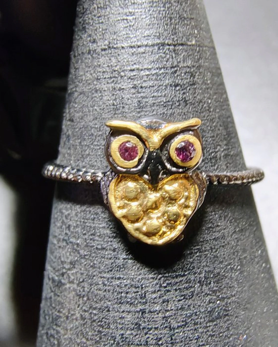 Little owl ring in 925 silver with natural garnets and...