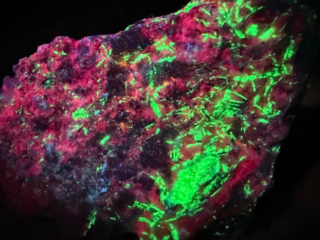 Rare and bright catapleiite. Fluorescent - Height: 6.5 cm - Width: 4.5 cm- 67 g
