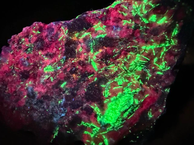 Rare and bright catapleiite. Fluorescent - Height: 6.5 cm - Width: 4.5 cm- 67 g