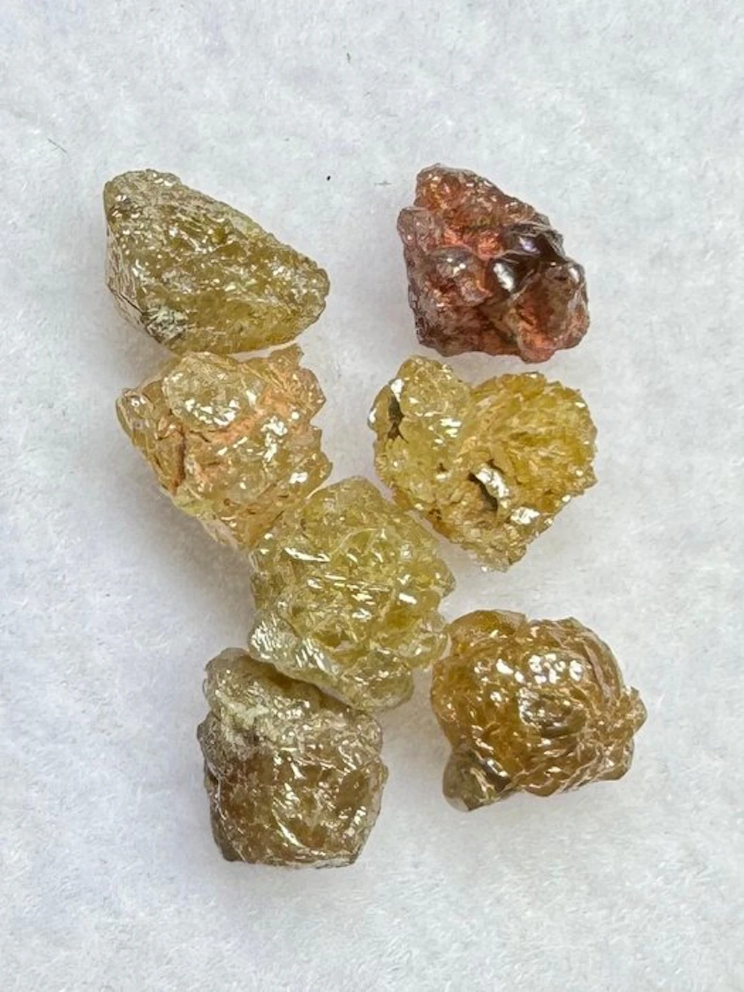 Lot of 7 rough orange-red diamonds. 2.30 carats. No reserve! Rough-