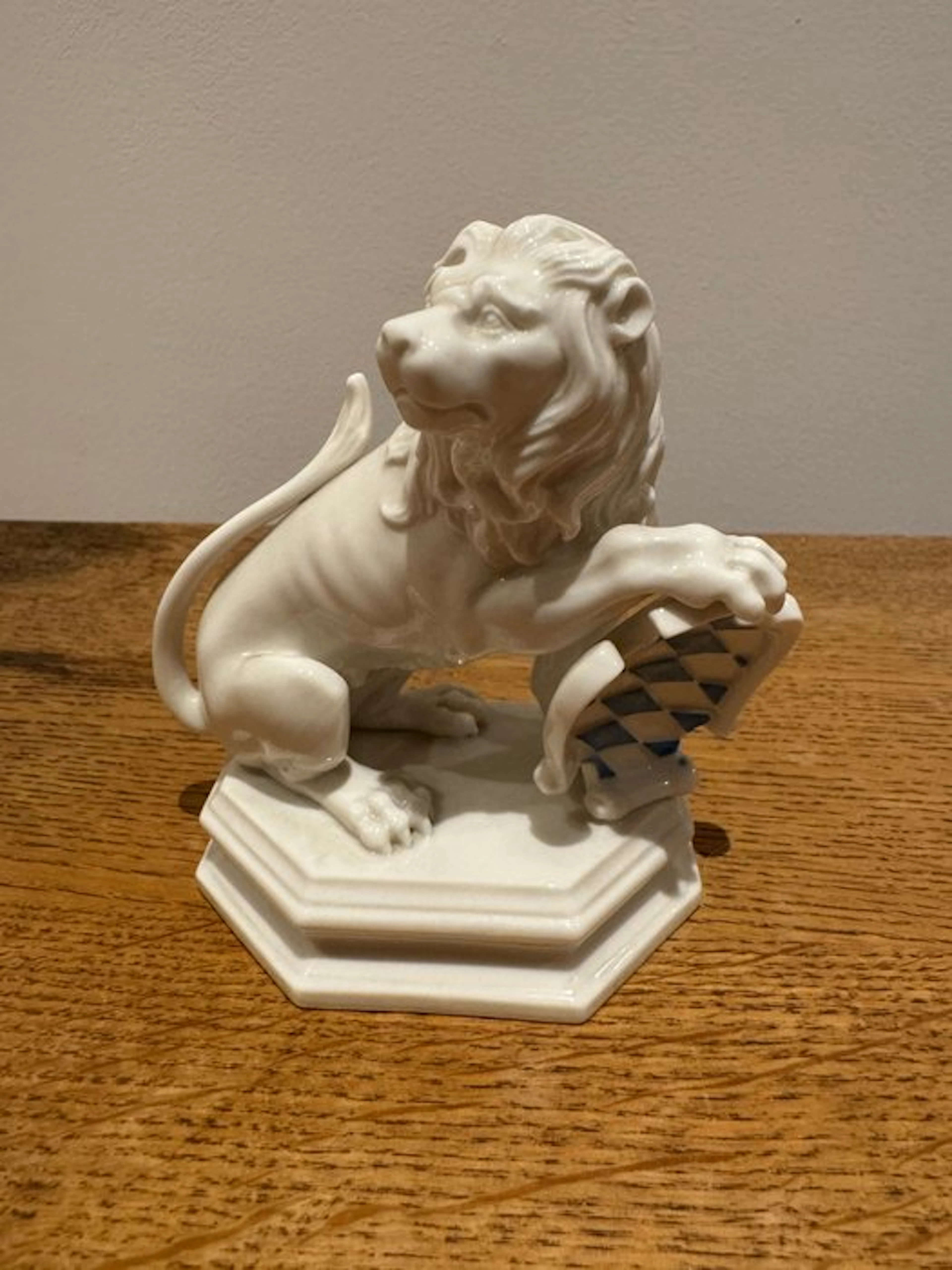 Porzellan Manufaktur Nymphenburg - Figurine - Lion...